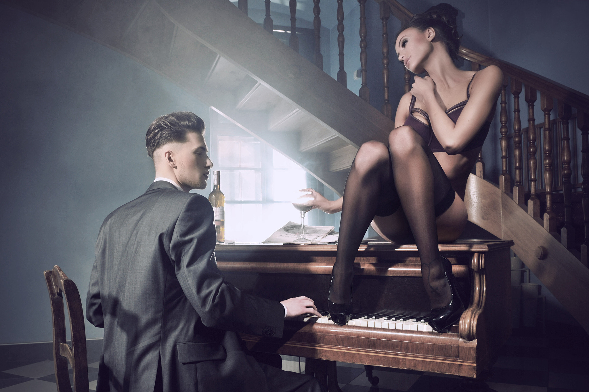 Maya Kendrick снимает черное белье и голая садится за рояль