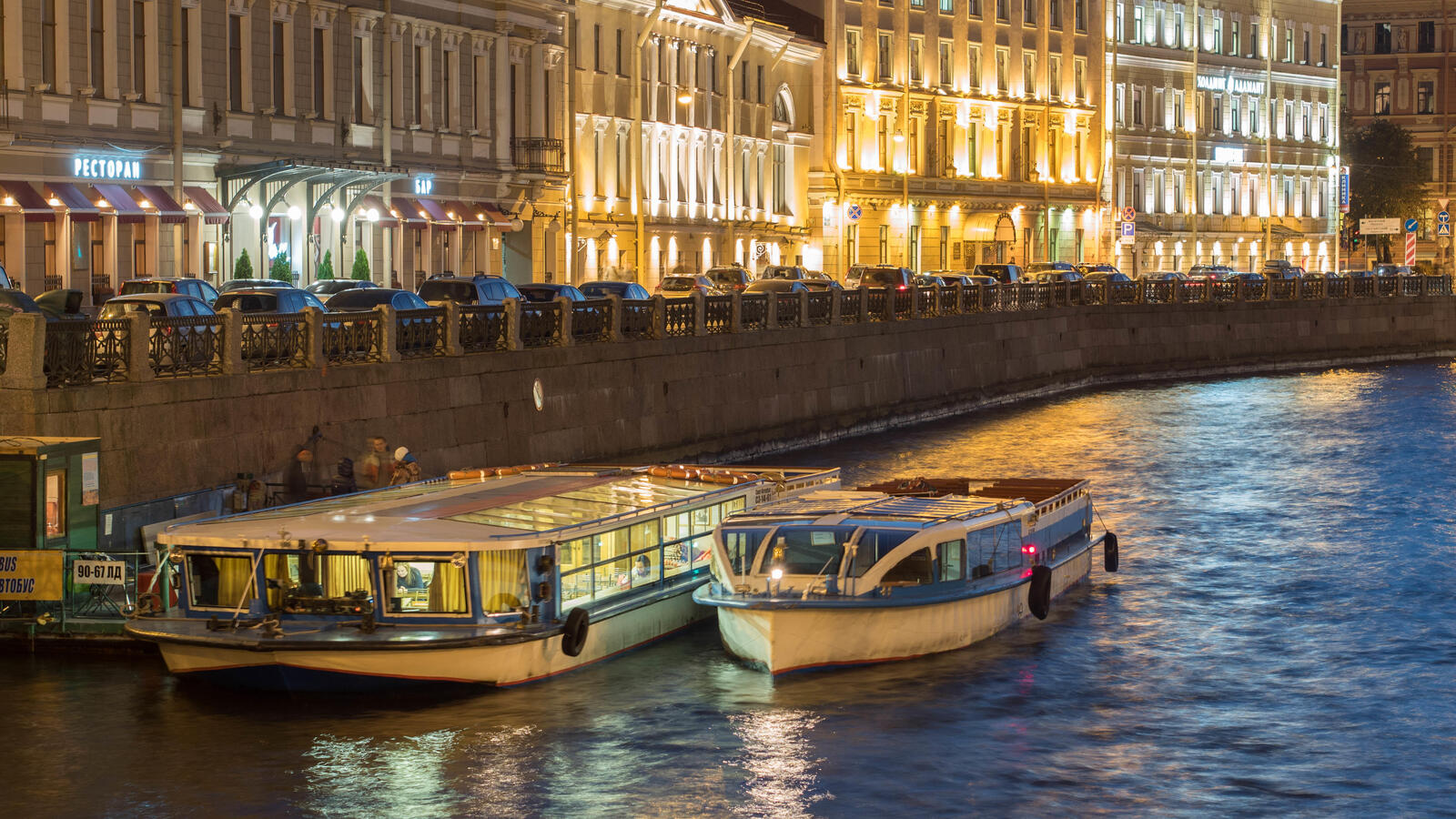 Обои Boats on Moyka river Saint-Petersburg город на рабочий стол