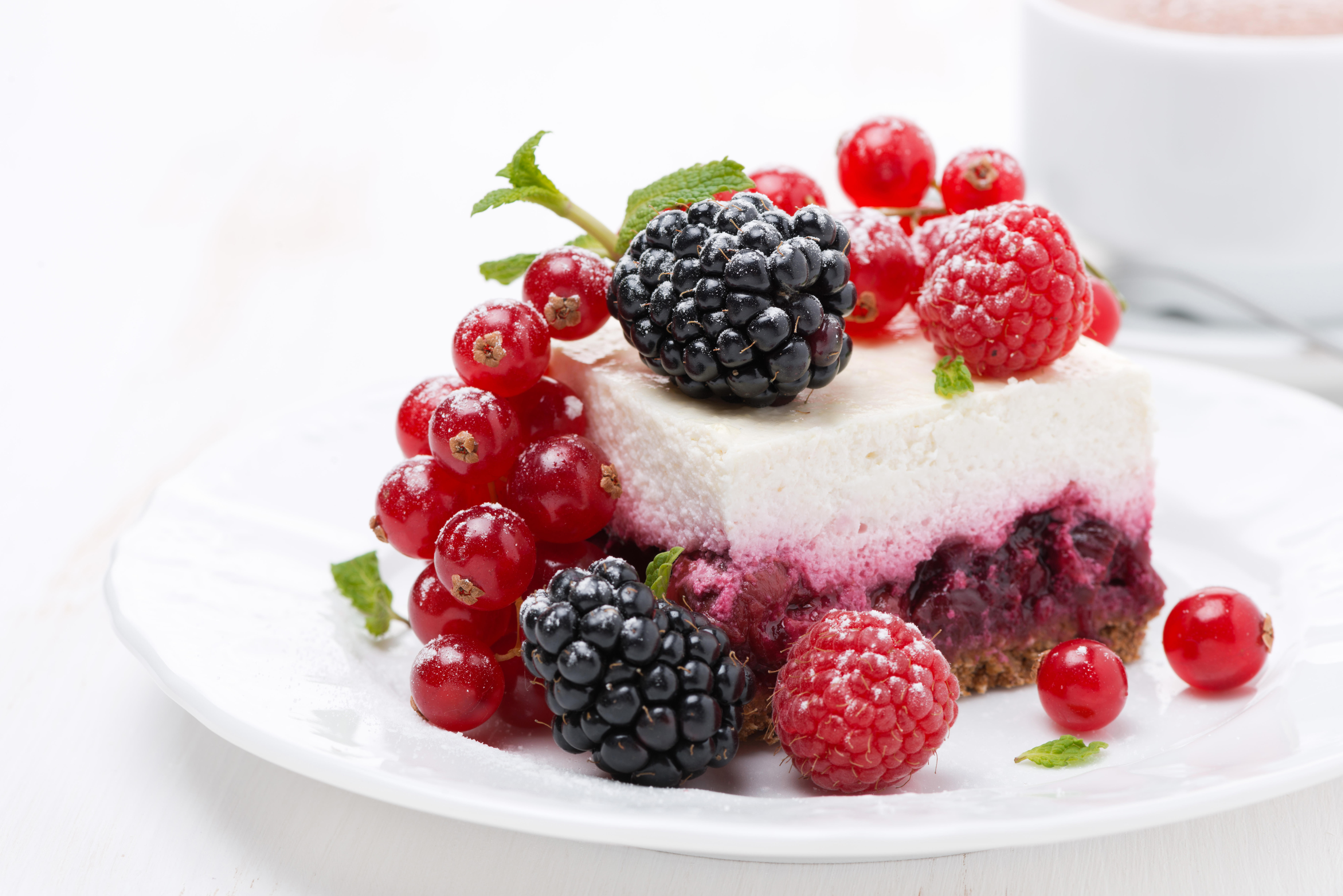 Фото бесплатно пирожное, ягоды, красная смородина
