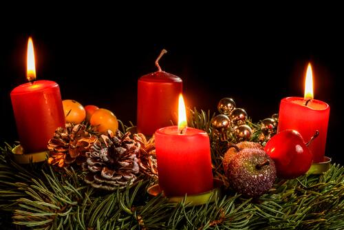Christmas candles and pine cones