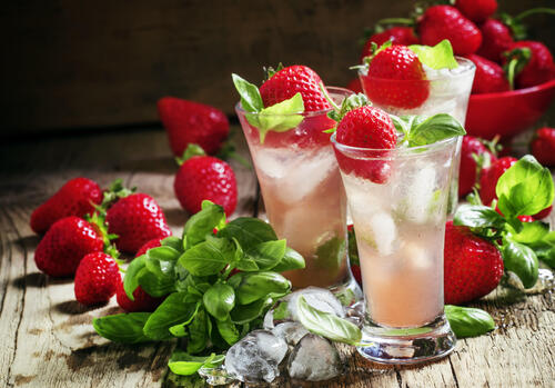 Холодный напиток с ягодами клубники