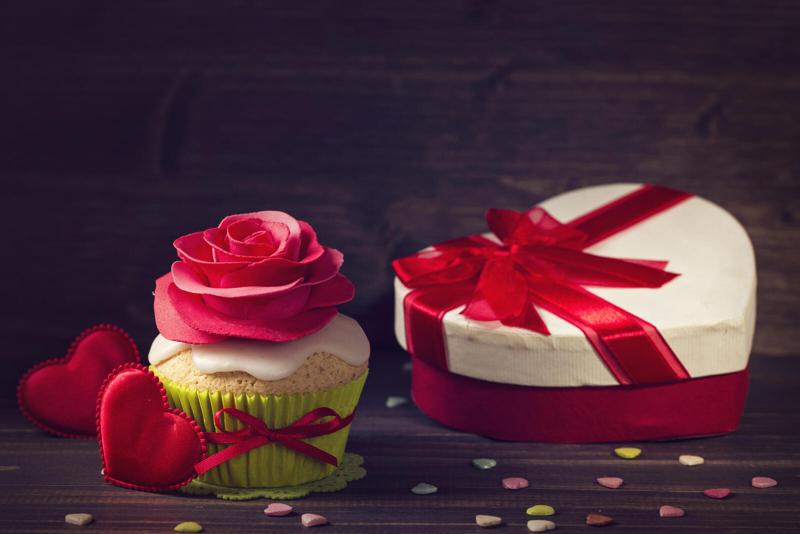 Wallpapers cupcake gift heart on the desktop