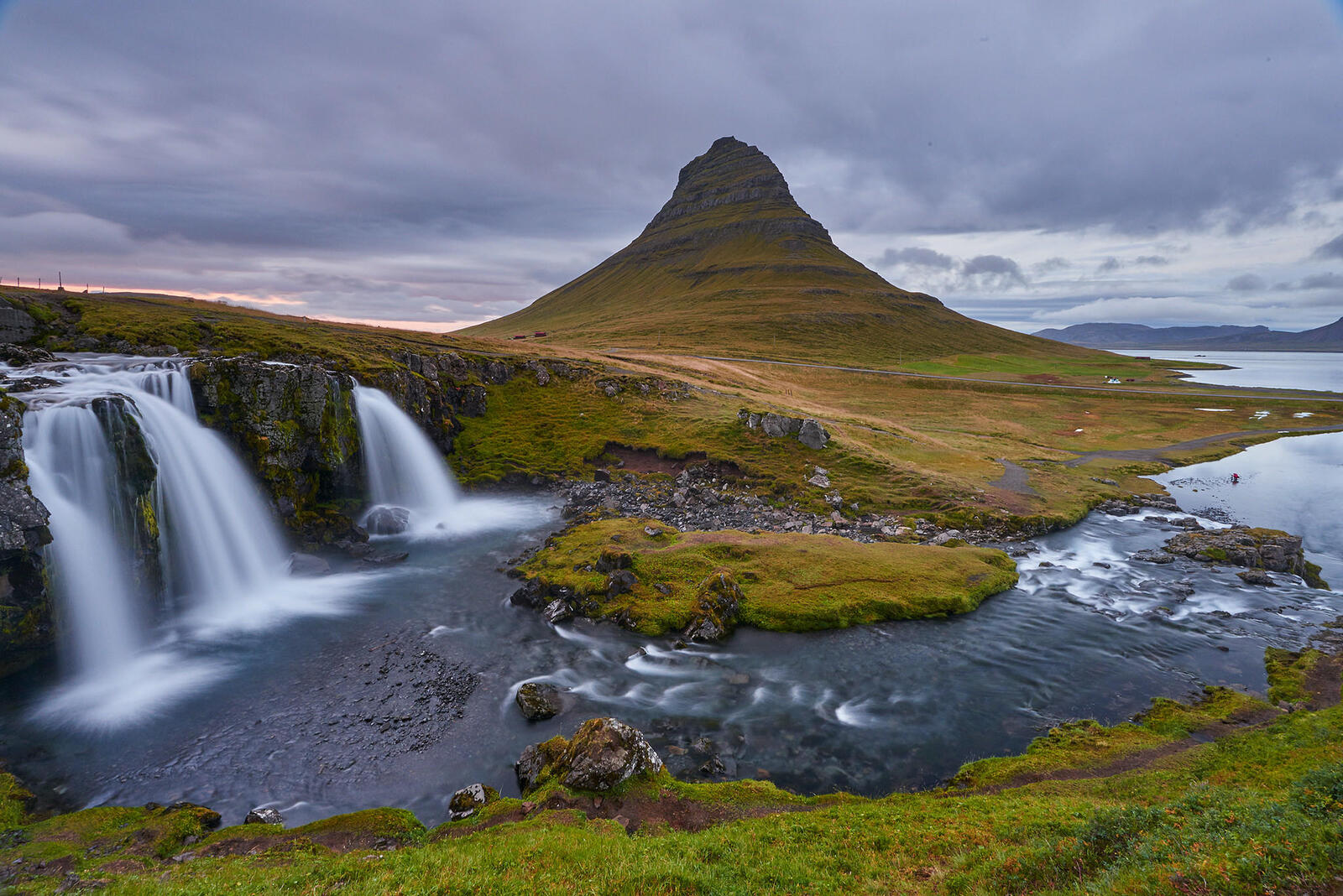 Обои Исландия Киркьюфетль гора водопад на рабочий стол