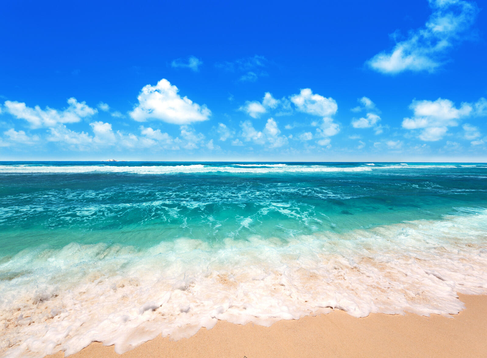 Обои океан песчаный пляж вид с берега на рабочий стол