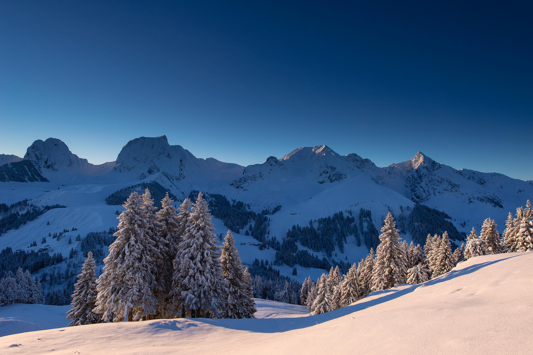 桌面上的壁纸冬季 山区 瑞士
