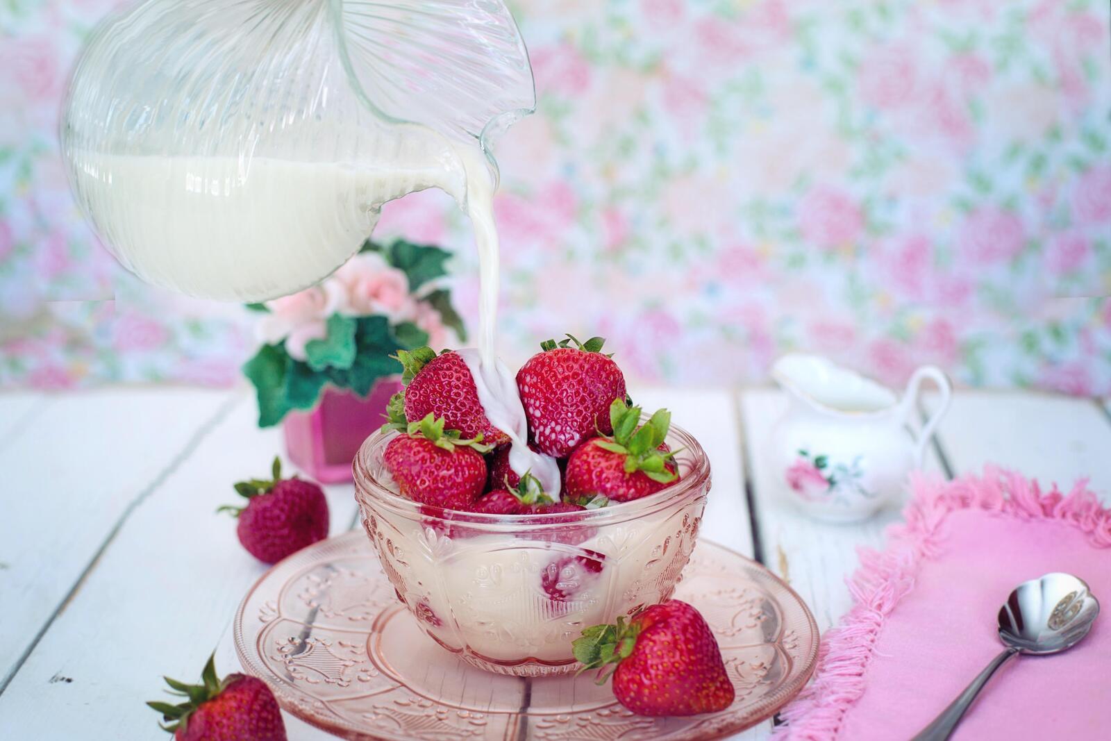 桌面上的壁纸牛奶 草莓
