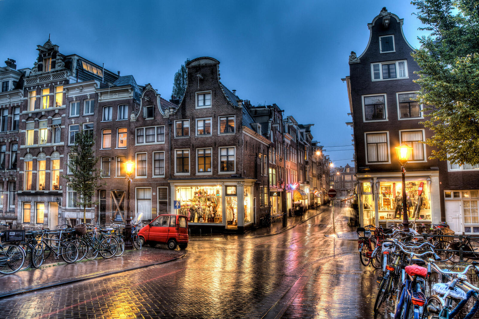 Обои Амстердам улица мокрая дорога на рабочий стол
