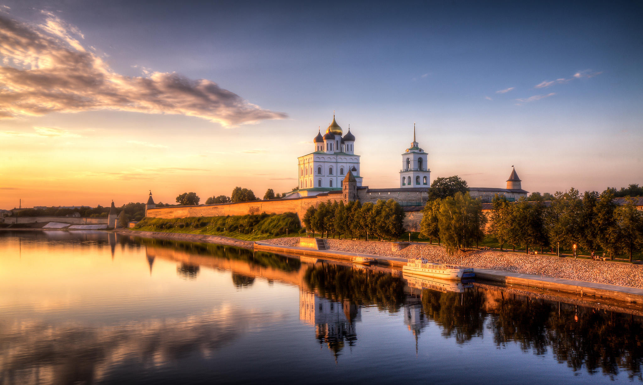 桌面上的壁纸普斯科夫州 或 普斯科夫克里姆林宫--普斯科夫的古老城堡