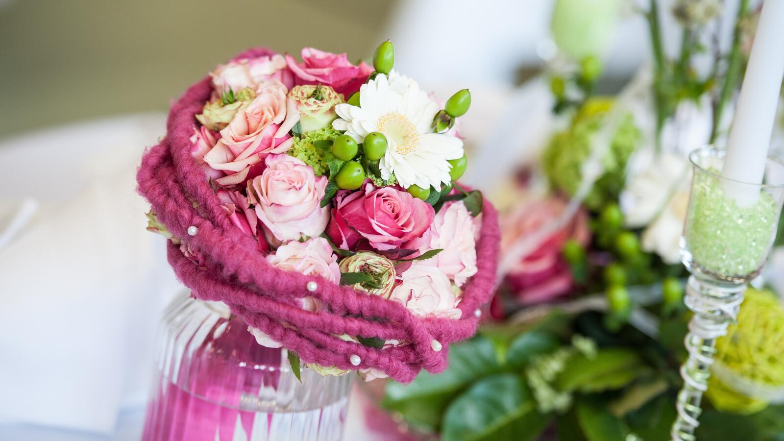 Обои роза яркие цветы ваза на рабочий стол