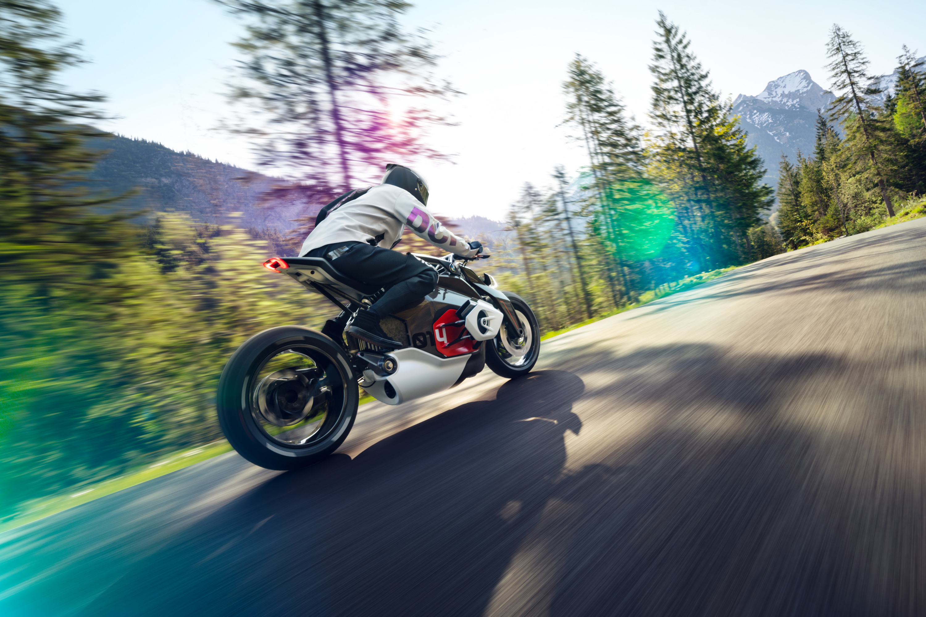 免费照片骑在宝马 Vision DC Roadster 上的摩托车手。