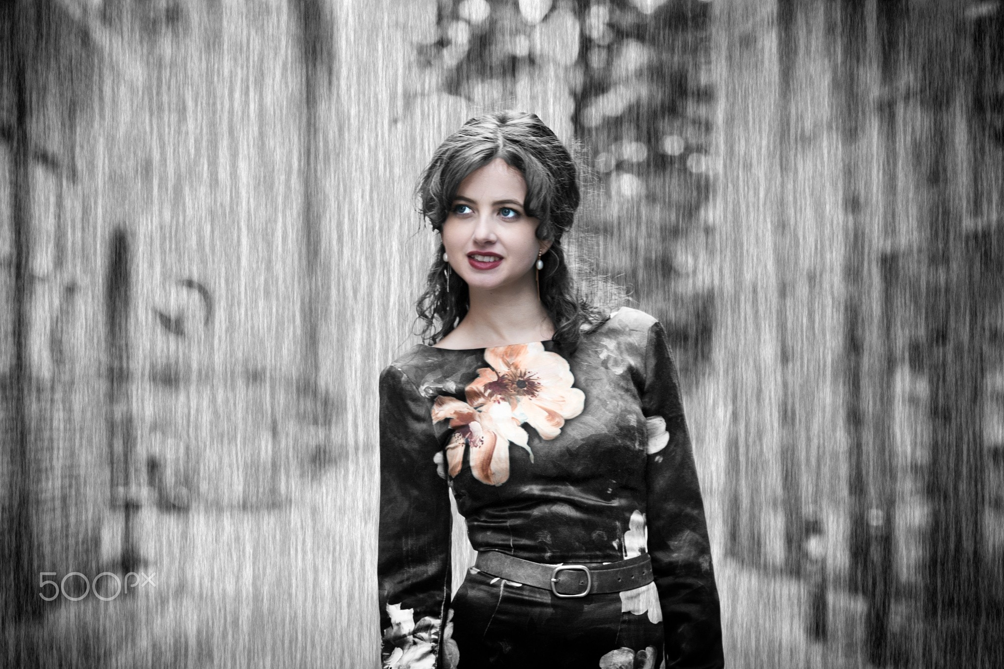 Бесплатное фото Девушка итальянской внешности в черной одежде
