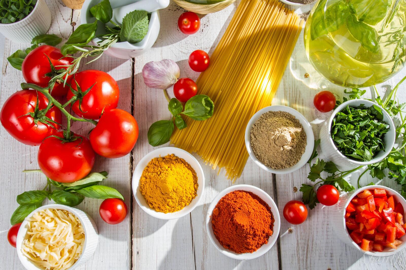 Free photo Photo images of spaghetti, spices, tomatoes