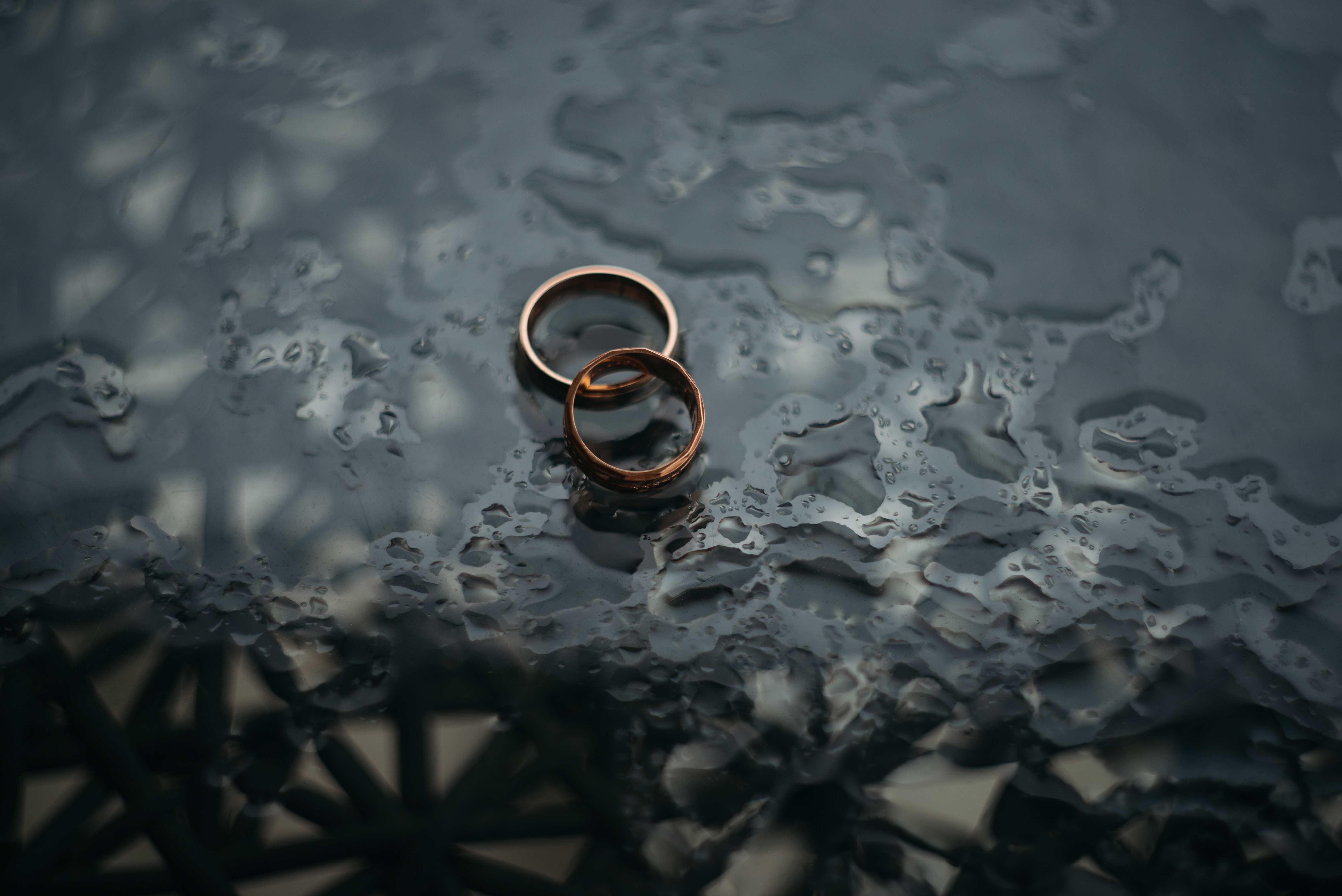 Обои кольца свадебные вода на рабочий стол
