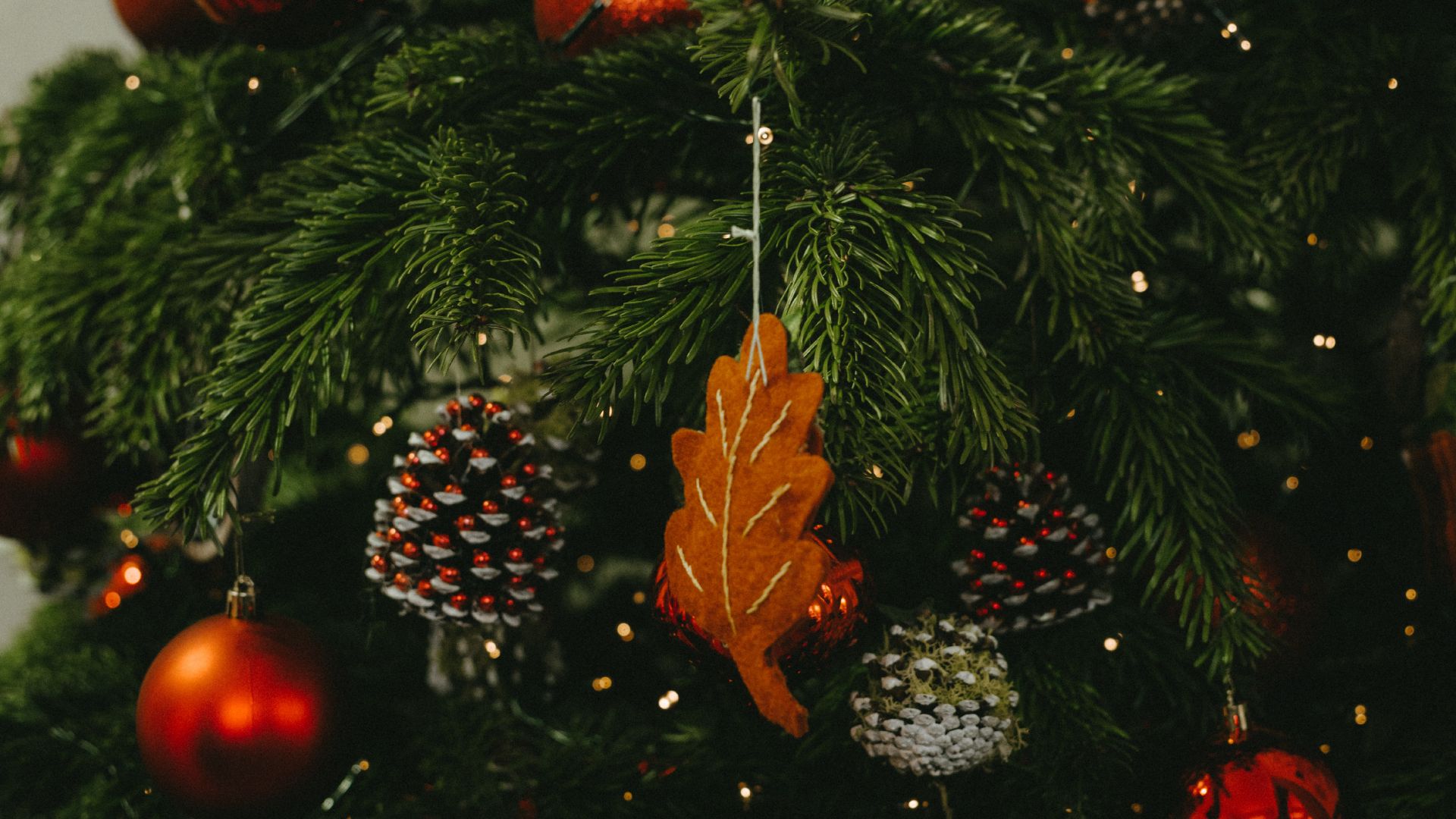 Photo free new years toys, christmas tree, decorated christmas tree