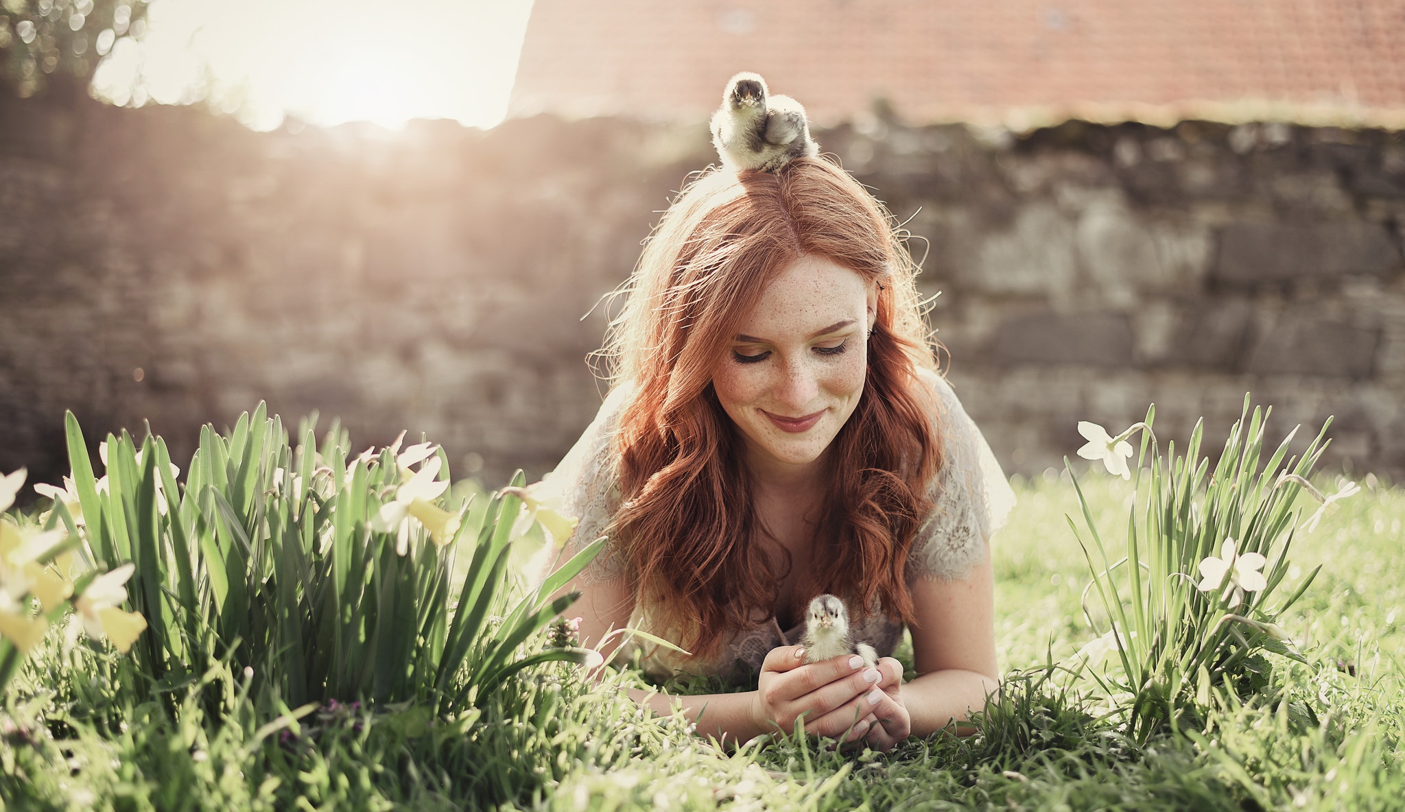 Бесплатное фото Девушка с птенцами