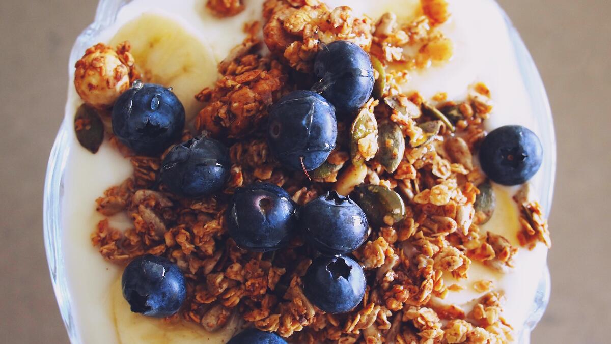 A plate of muesli and blueberries.