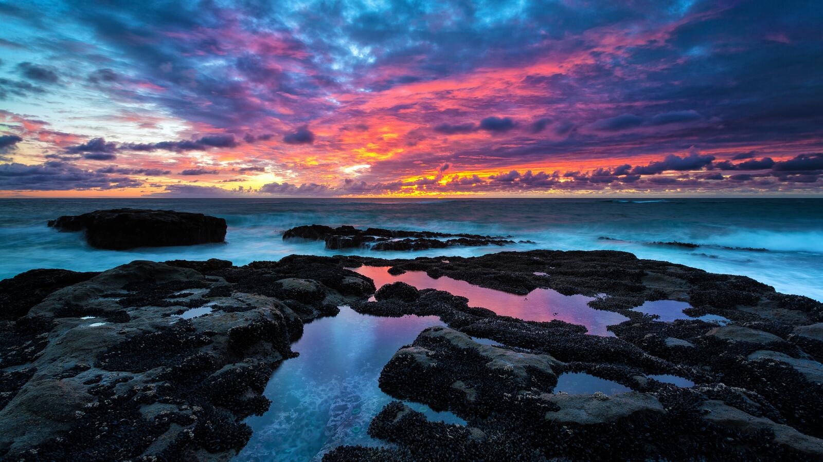 Бесплатное фото Необычный закат на море