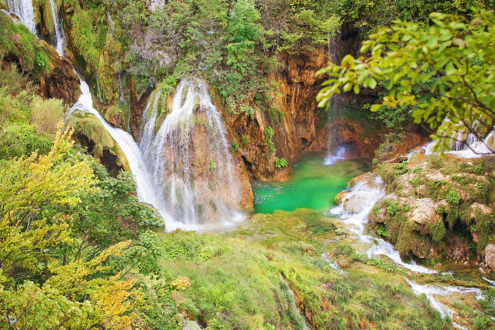 Обои Плитвицкие озера Хорватия водопад в лесу на рабочий стол