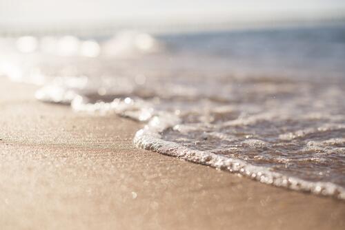 Морская волна на песке