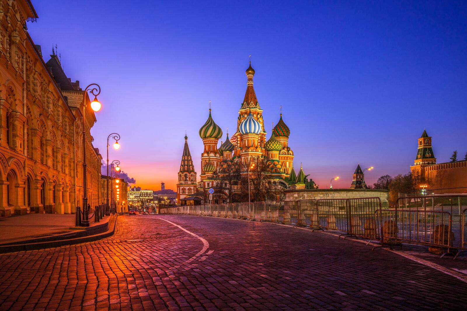 Free photo St. Basil`s Cathedral in Moscow at night