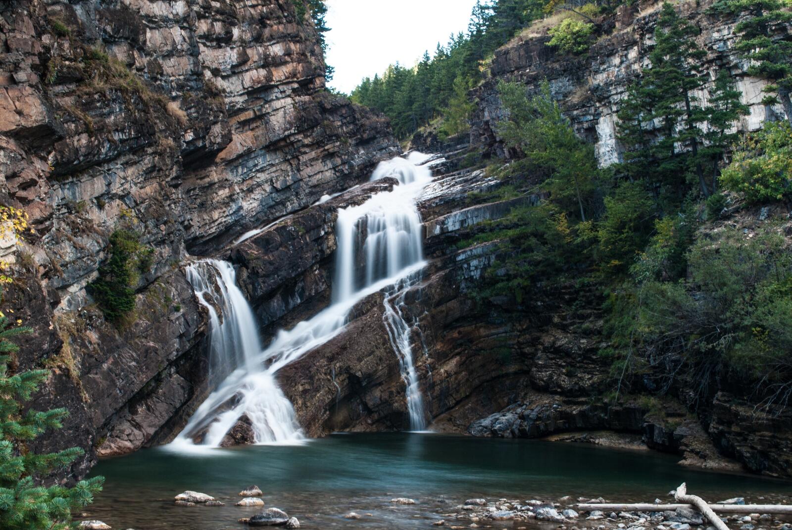 Бесплатное фото Водопад с опасной скалы в лесу