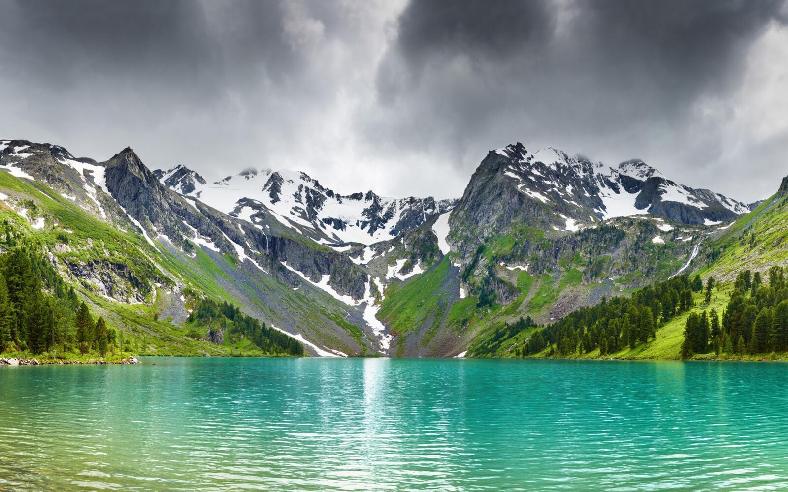 Free photo A lake in the alps