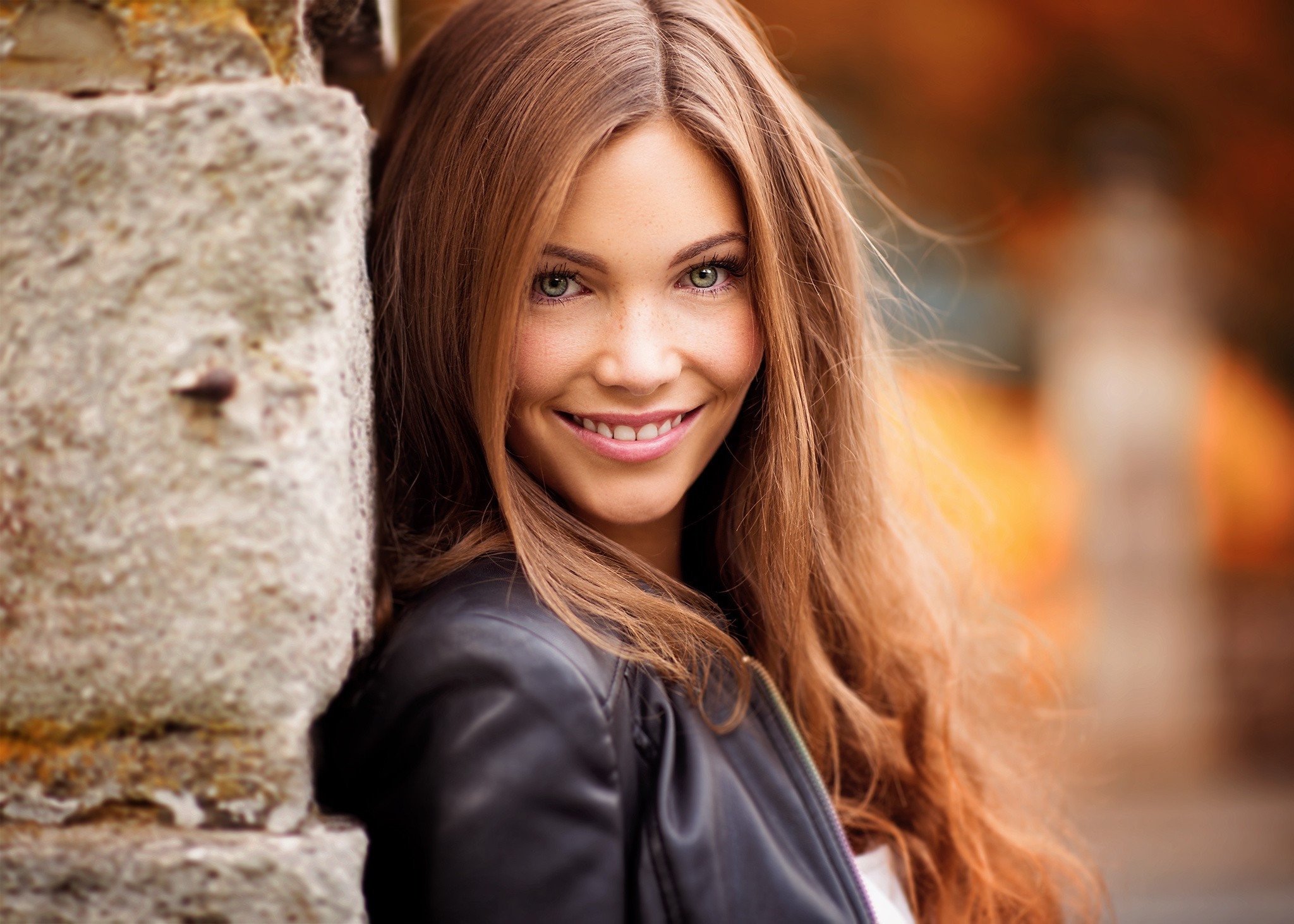Photo free model, the brown-haired, smiling
