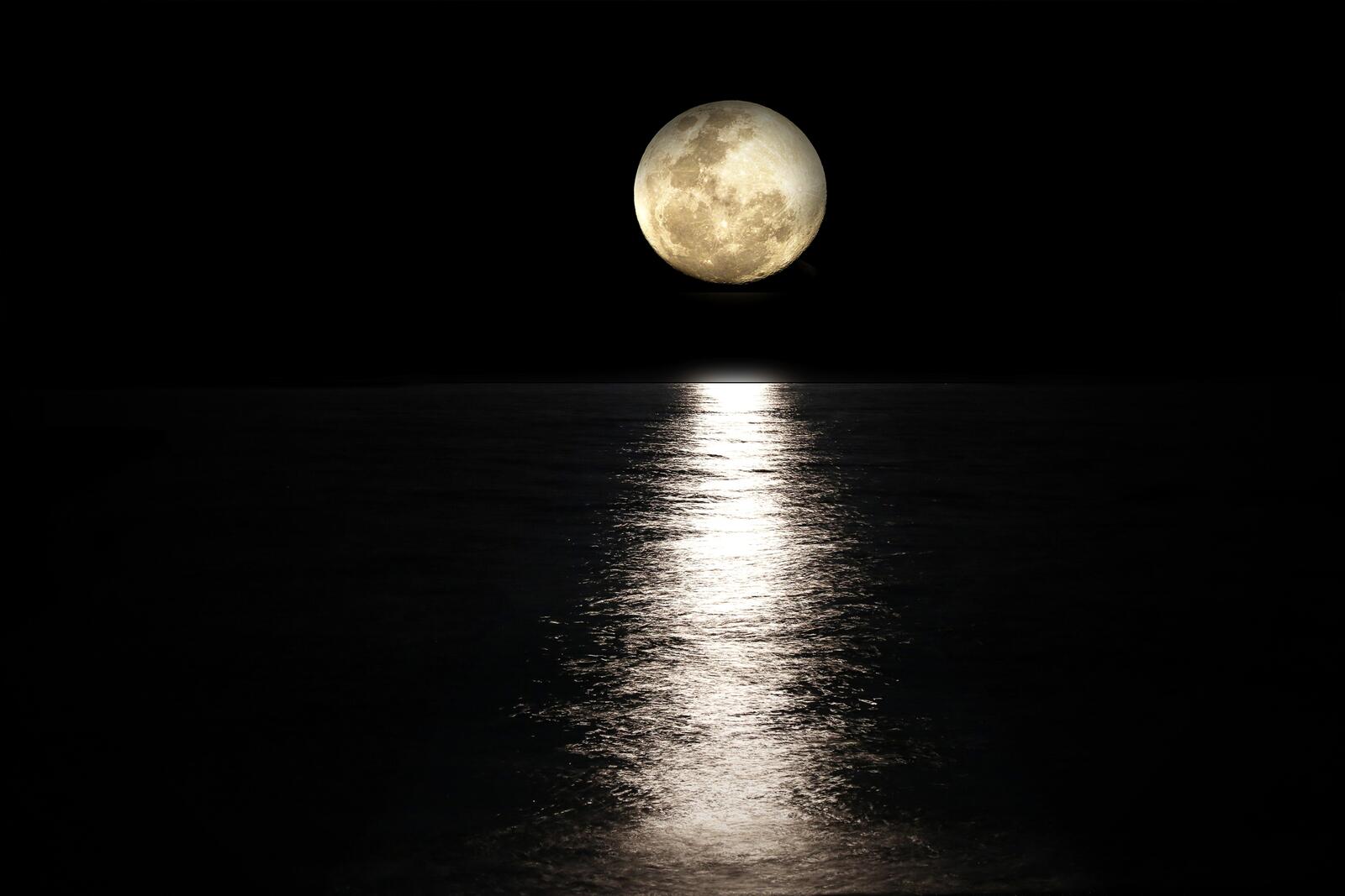 桌面上的壁纸晚上 月亮 反射