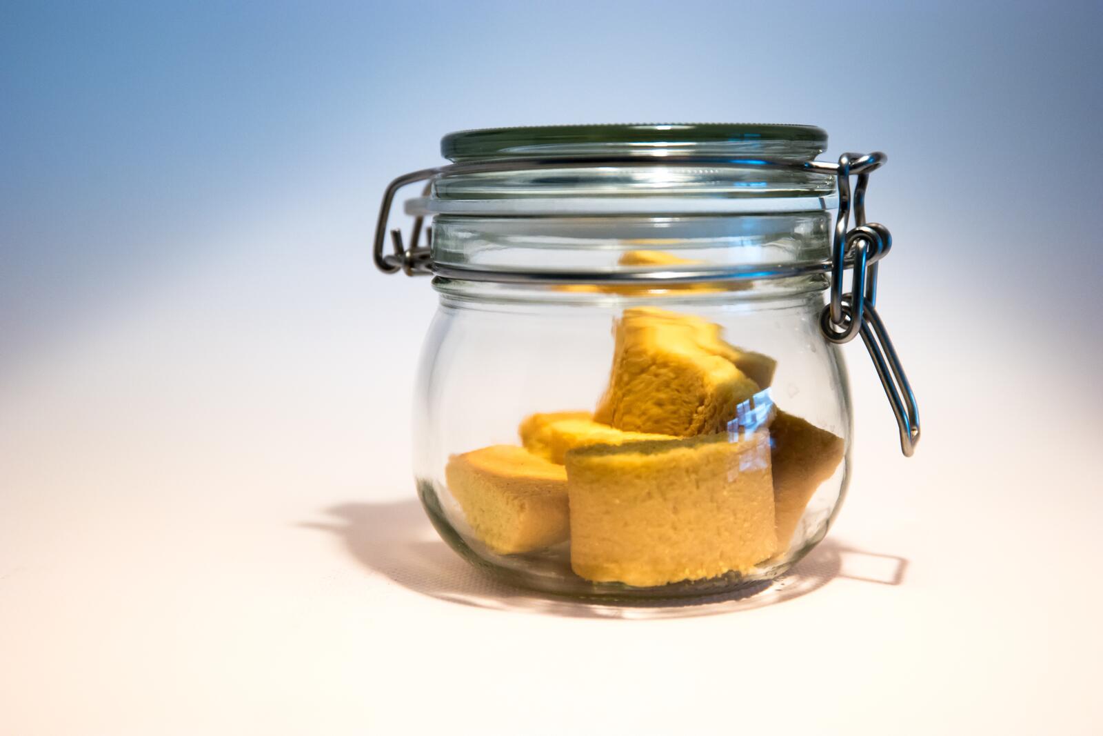 Free photo A transparent jar of delicious baked goods