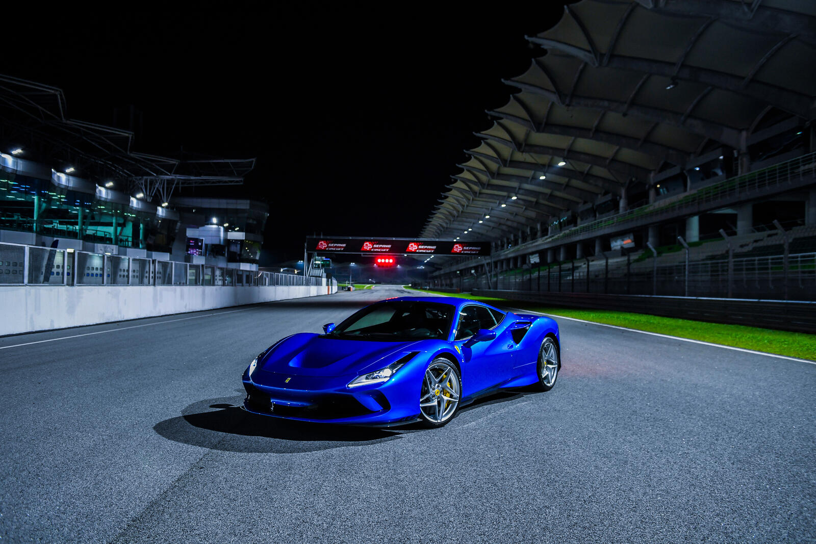 Free photo Ferrari F8 Tributo in blue.