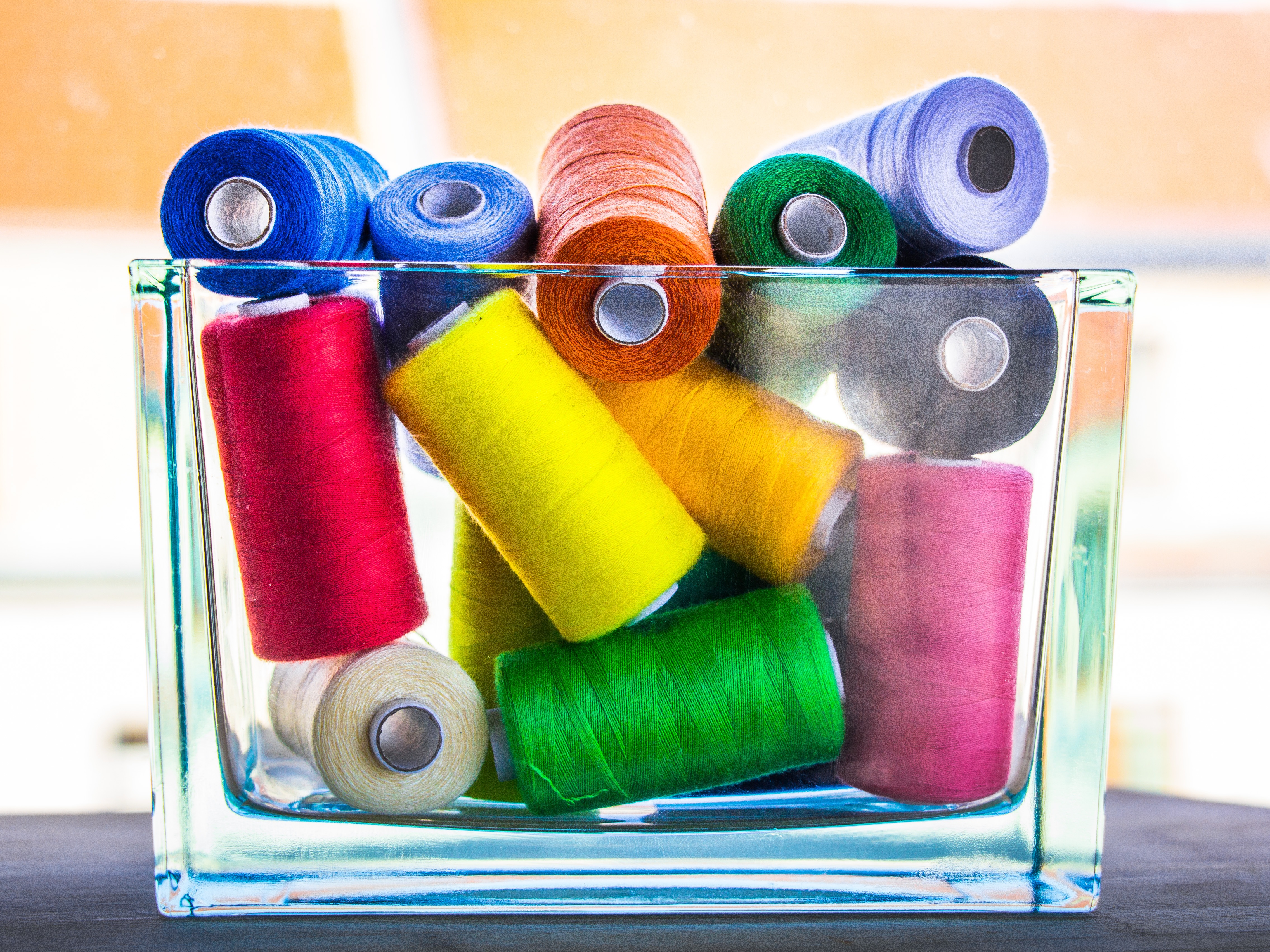 Бесплатное фото Коробочка с разноцветными нитками