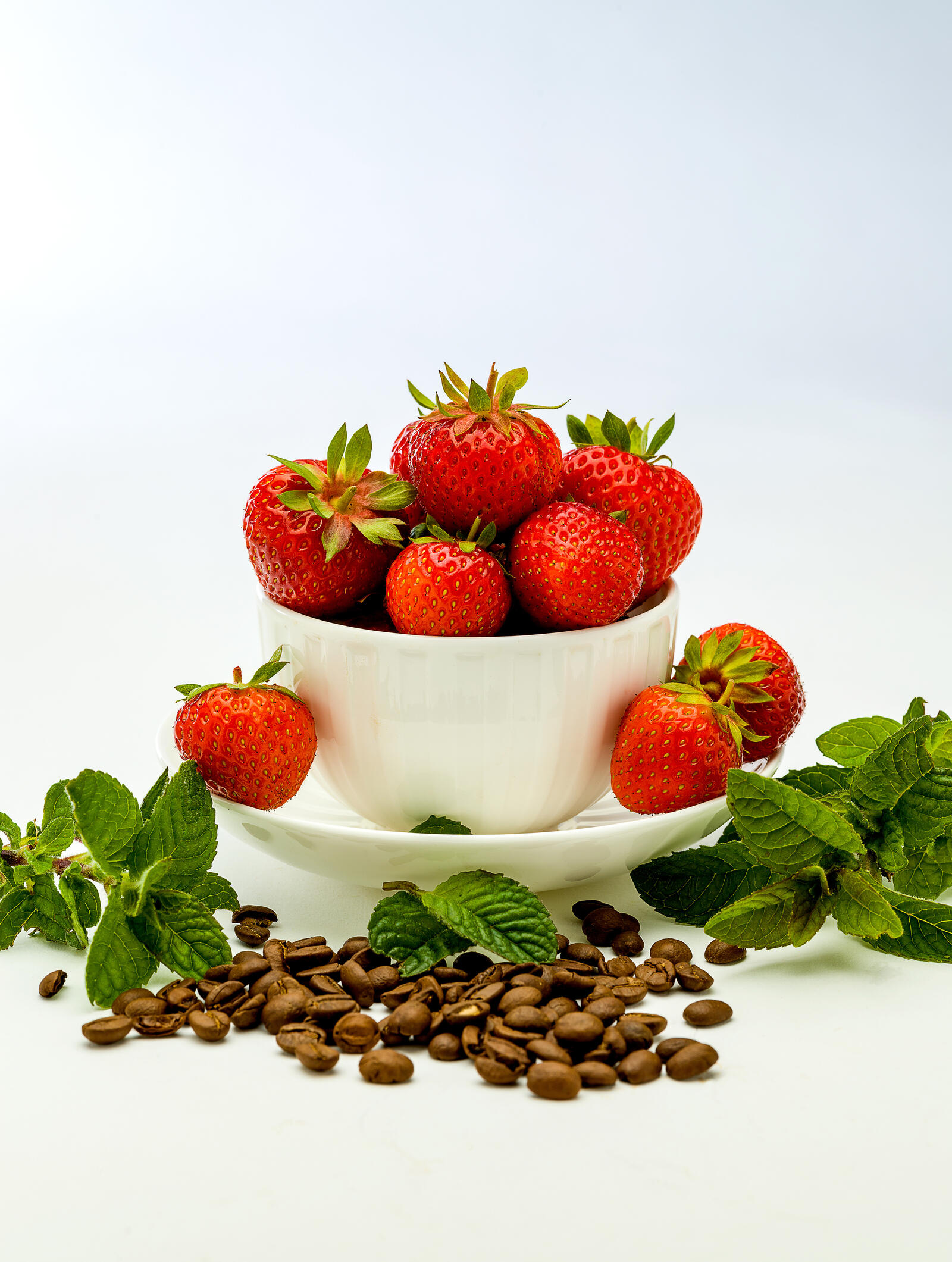 Wallpapers food coffee beans strawberry on the desktop