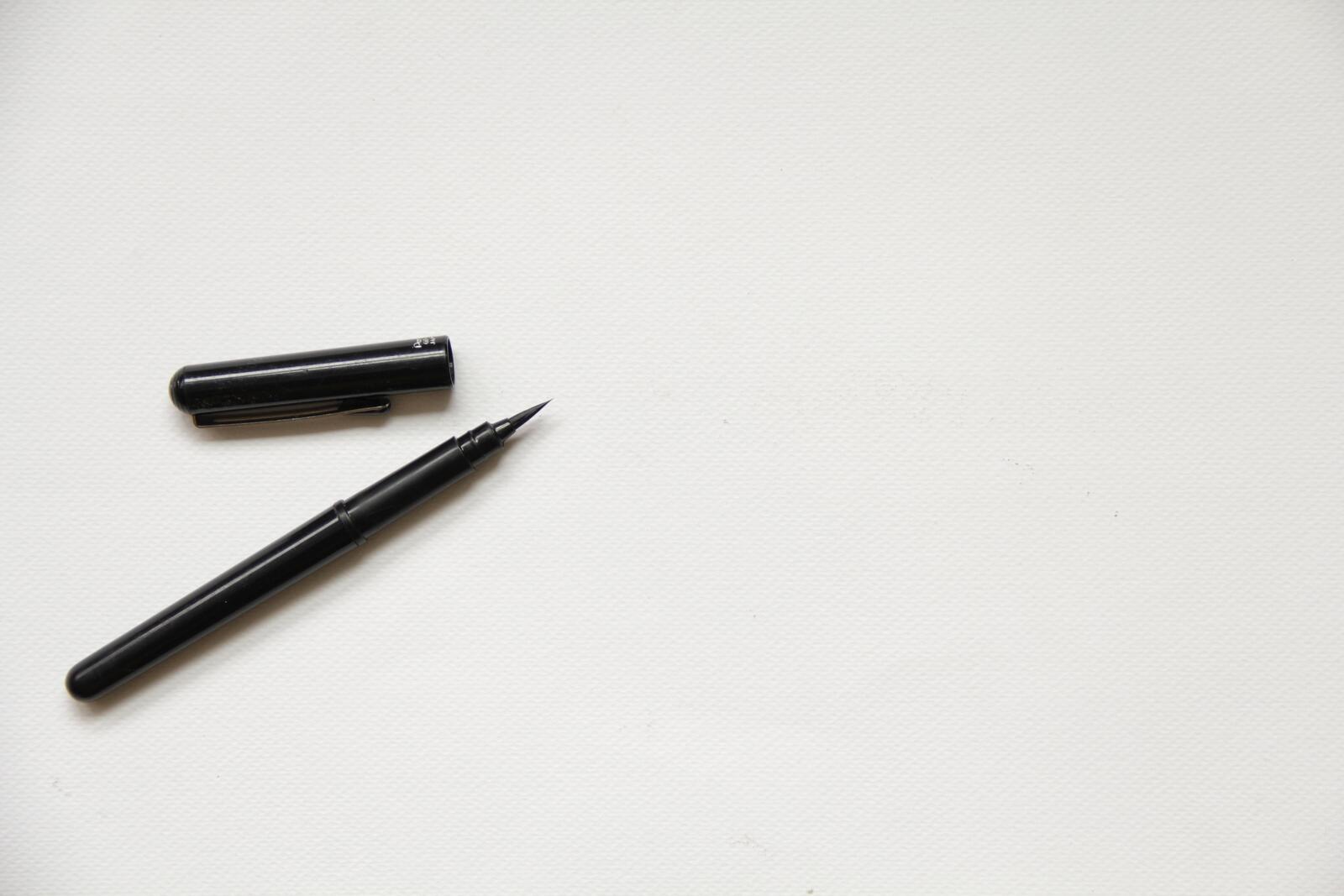 Бесплатное фото Черная ручка перо