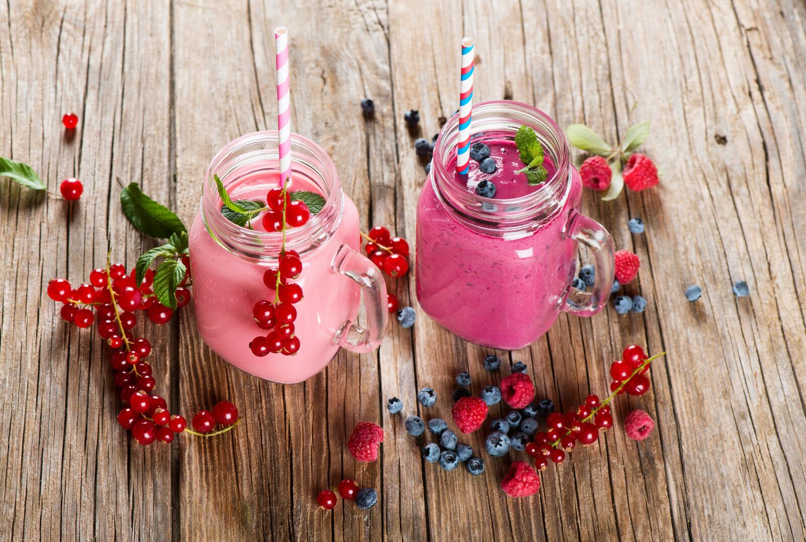 Обои фруктовый коктейль ягоды солома на рабочий стол