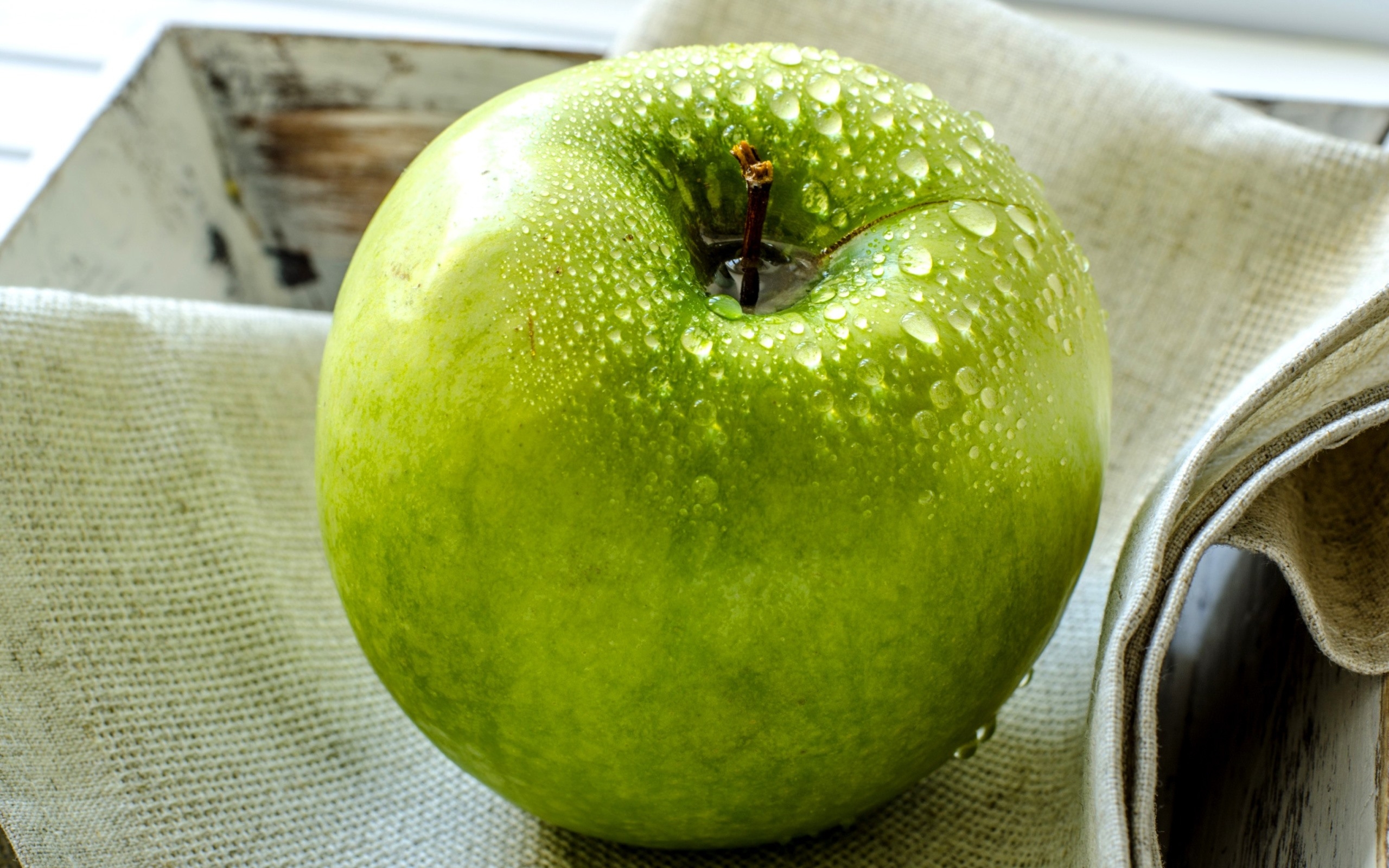 Wallpapers drops of water cloth wallpaper green apple on the desktop