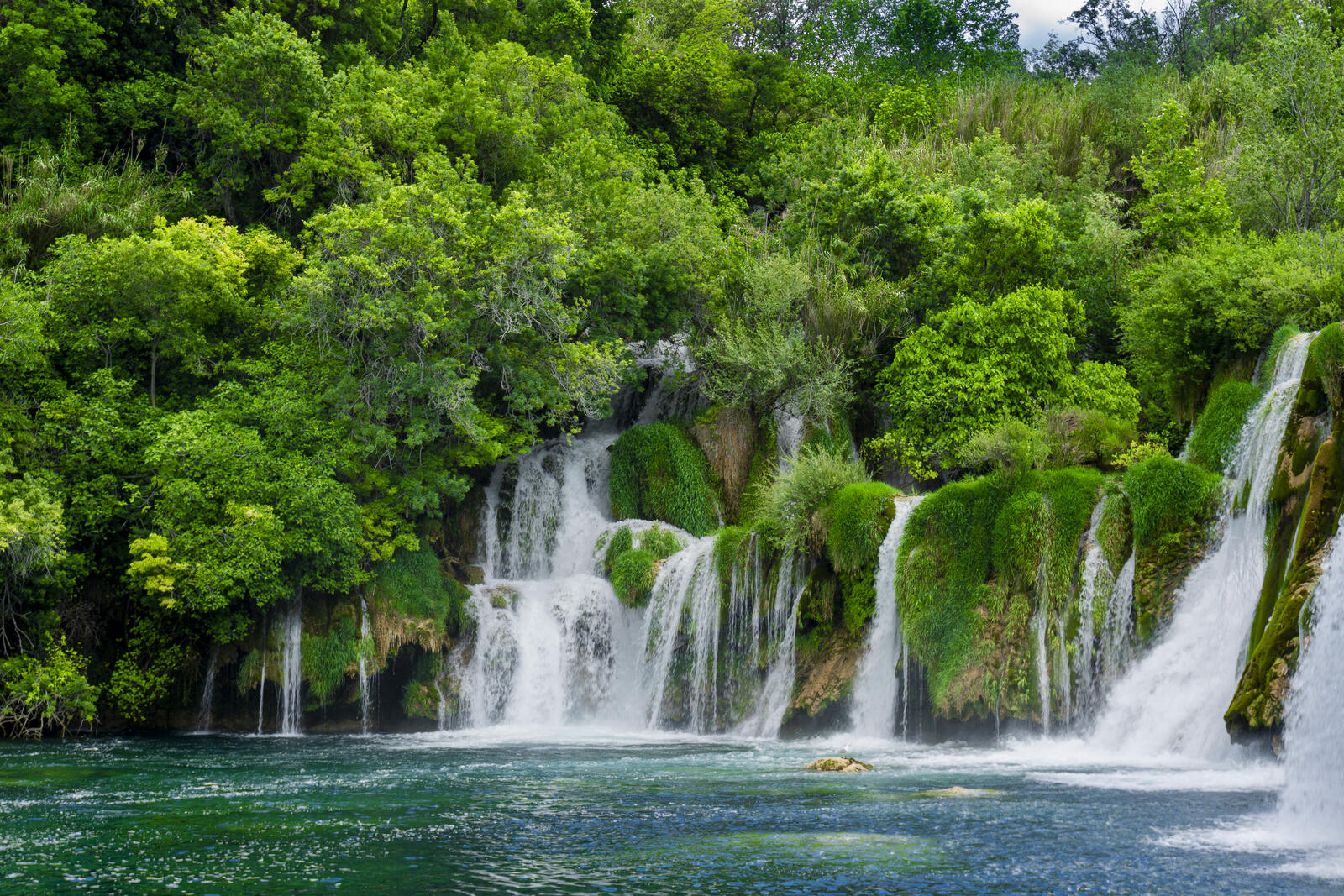 Бесплатное фото Красивый водопад в лесном массиве России