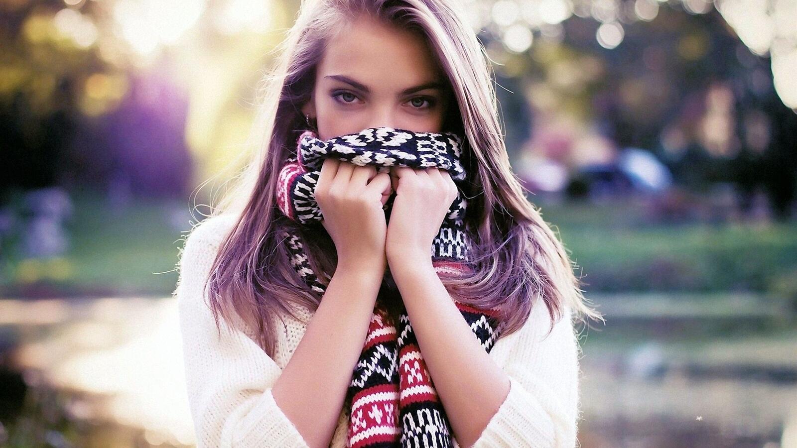 Бесплатное фото Девушка в шарфике