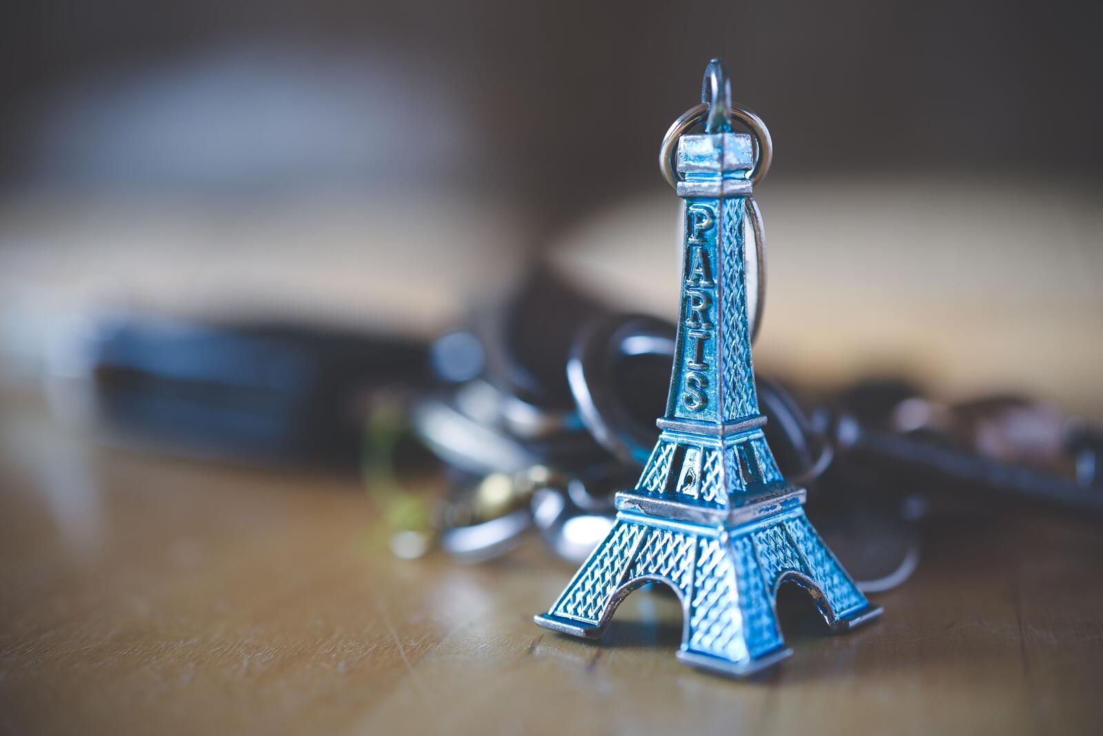 Wallpapers Eiffel Tower decoration key chain on the desktop