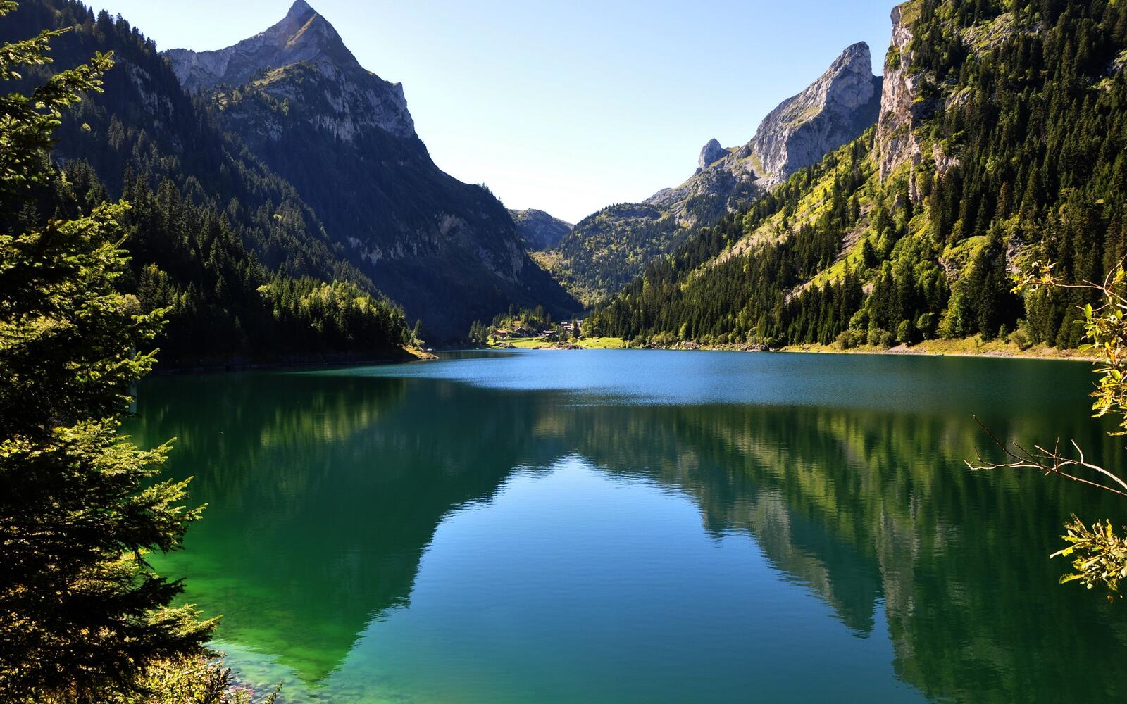 Обои спокойное озеро отражение горы на рабочий стол