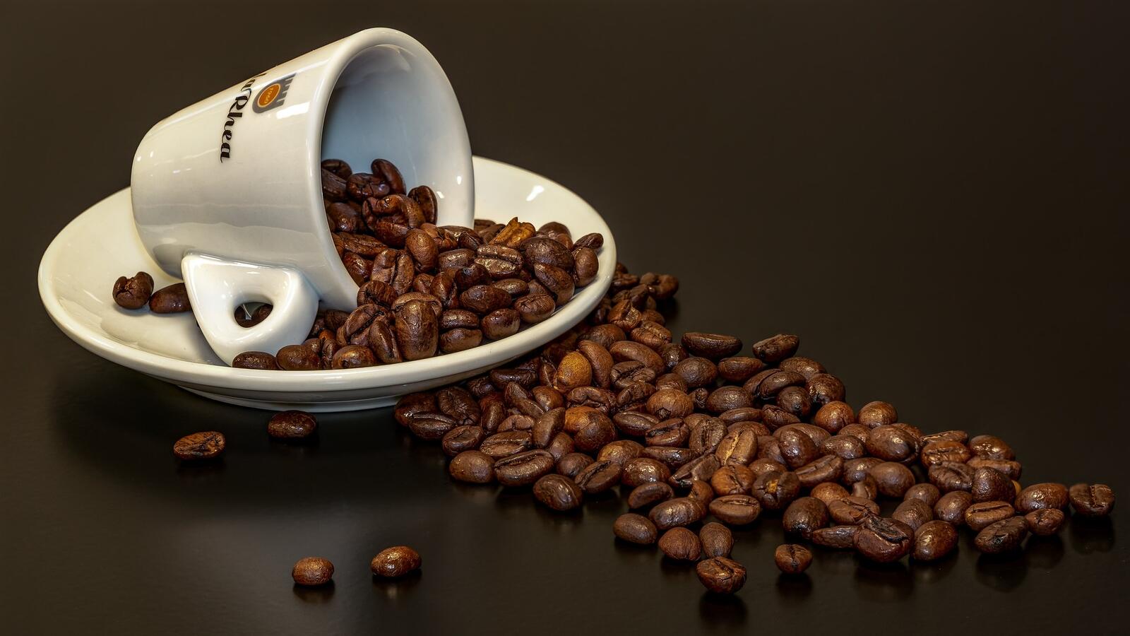 Wallpapers wallpaper cup coffee beans close on the desktop