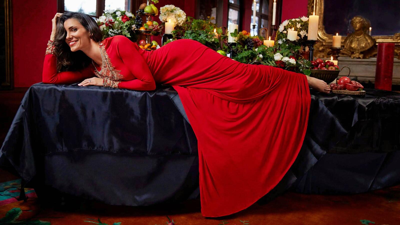 Обои даниэла софия дама в красном модель на рабочий стол