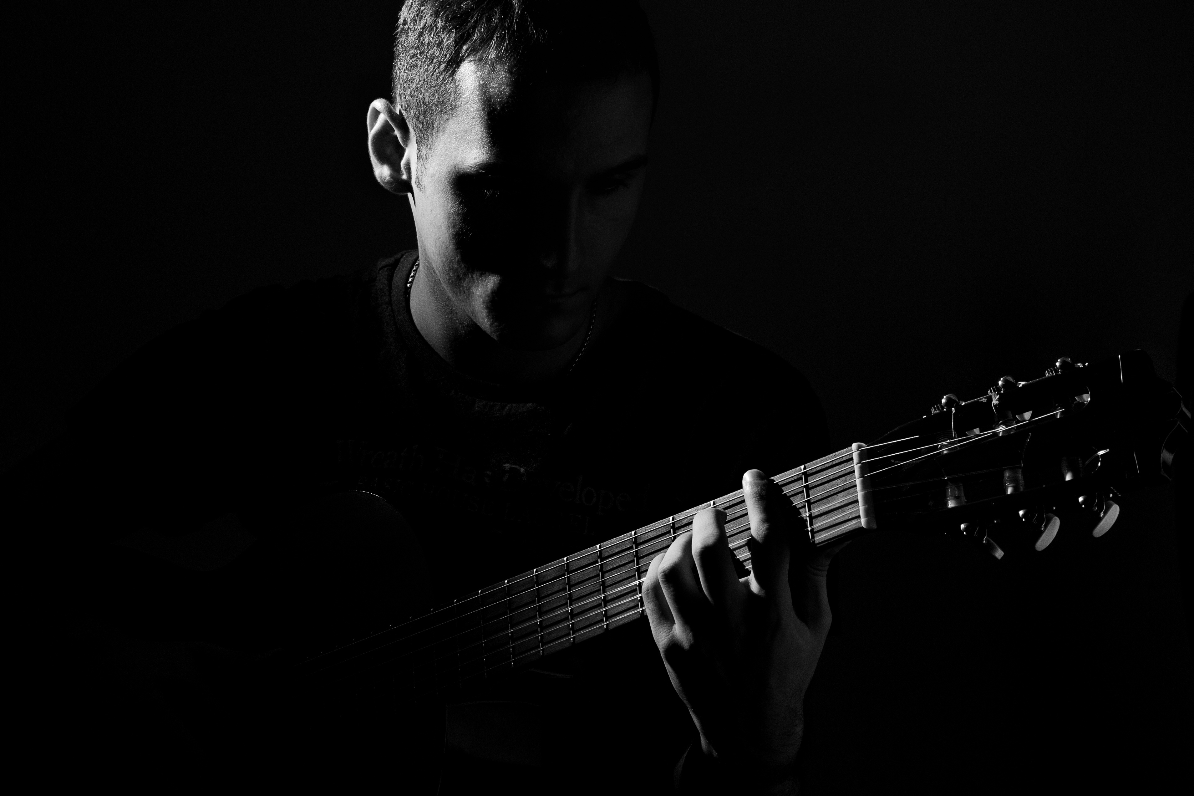 Черный песня рок. Мужчина с гитарой. С гитарой в темноте. Гитарист на черном фоне. Гитара на черном фоне.