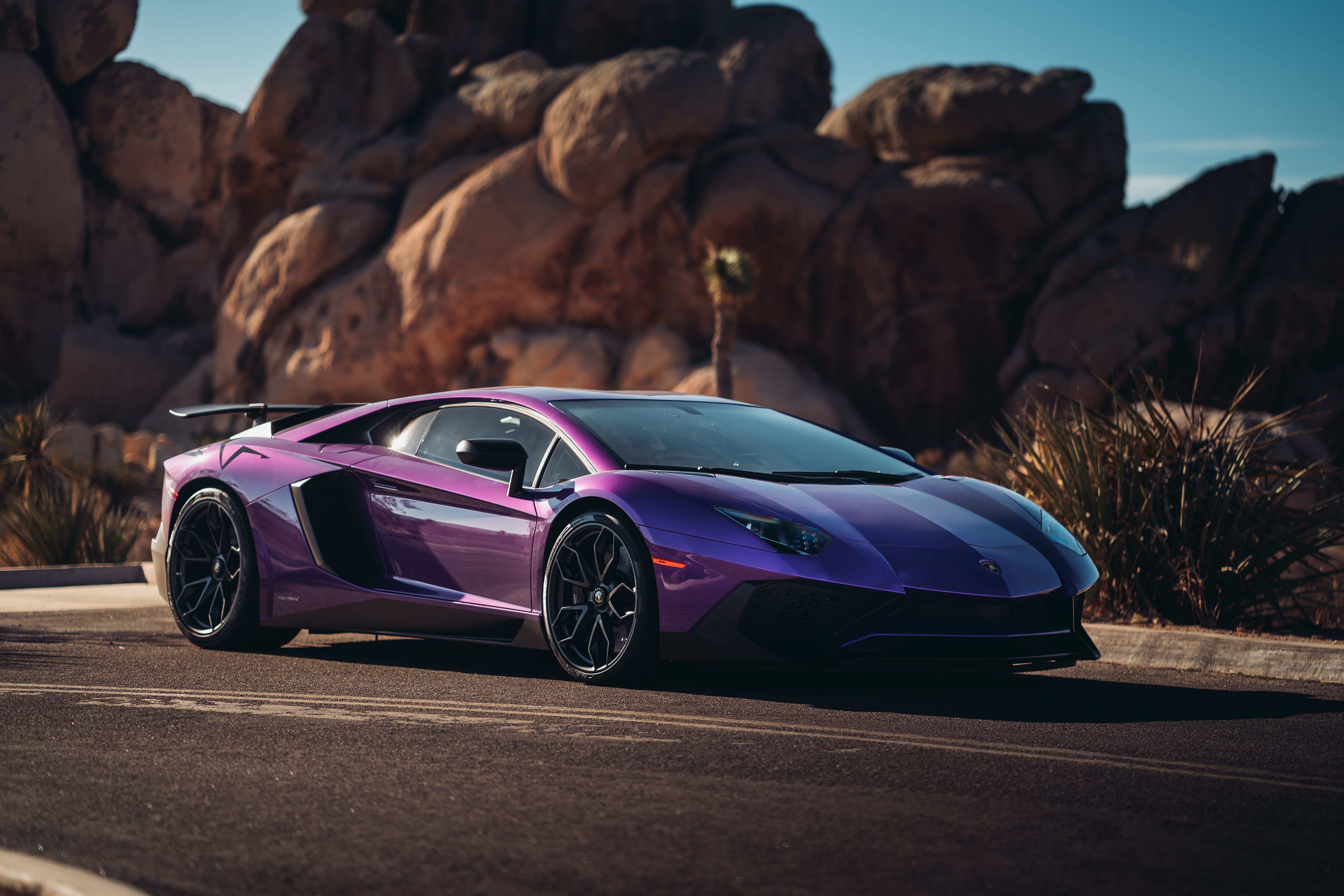 桌面上的壁纸兰博基尼 Aventador Superveloce Coupe。 紫色超级跑车 道路