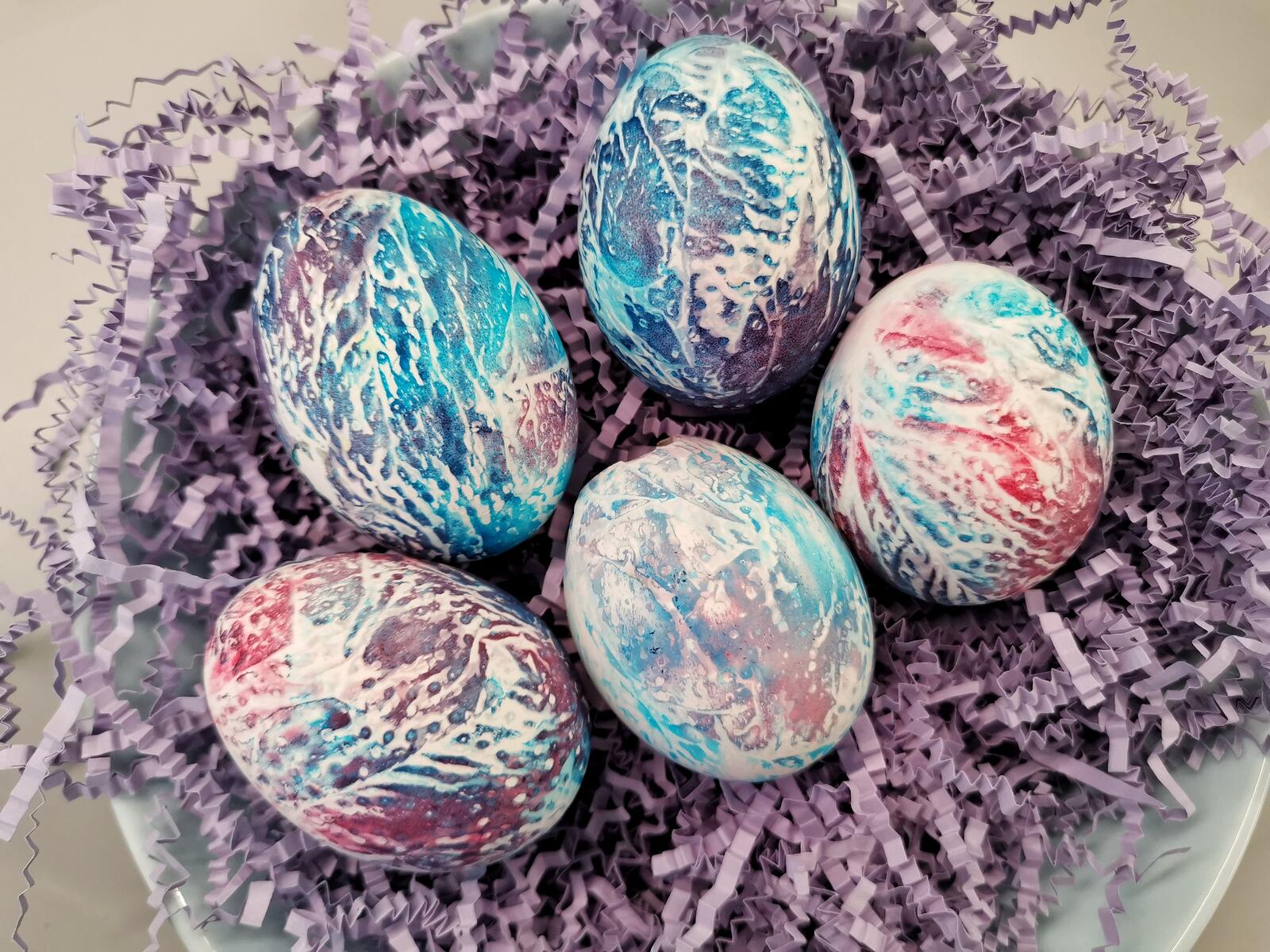 Бесплатное фото Покрашенные яйца лежат в гнезде