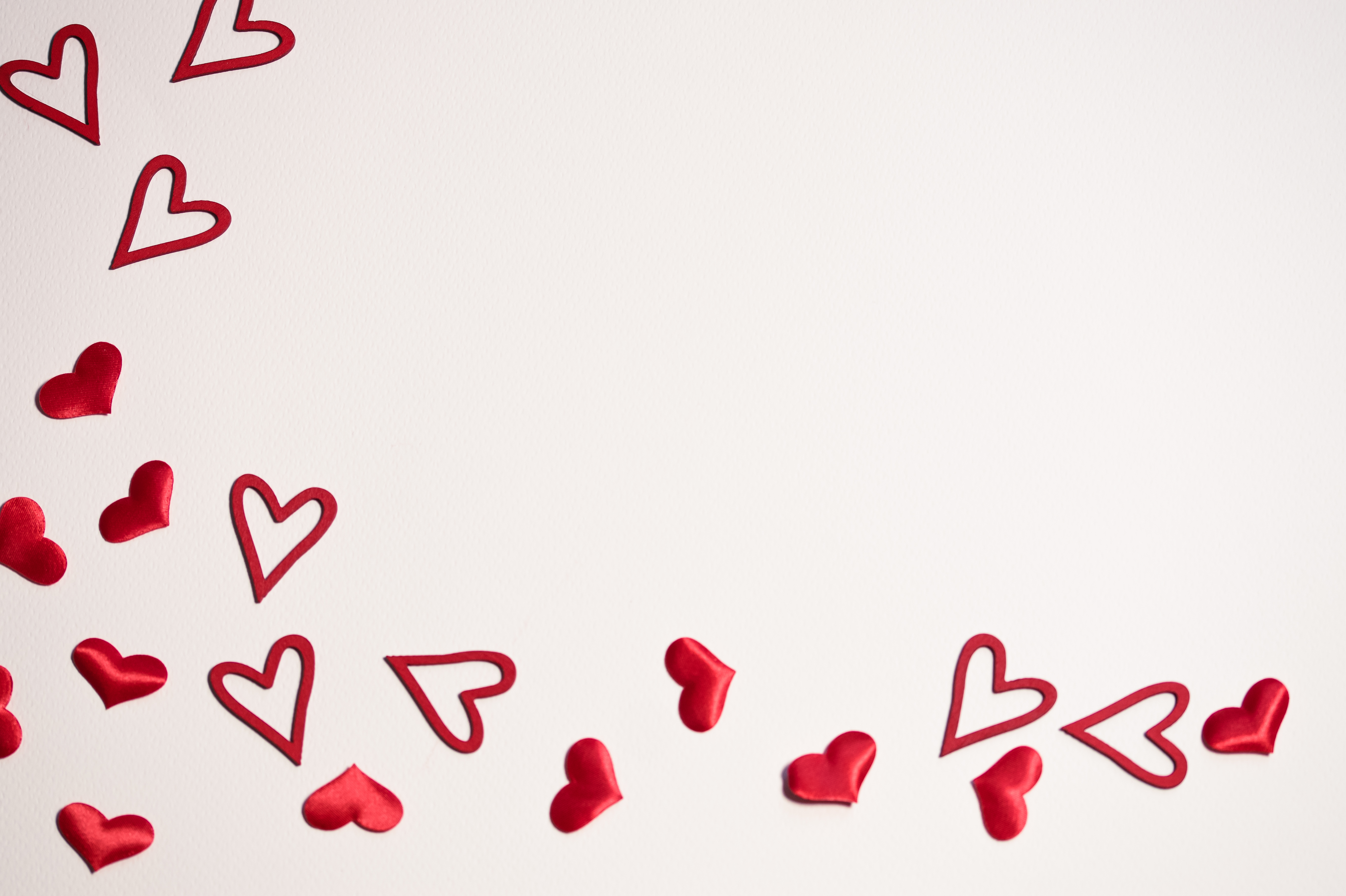 Фото обои, фон, любовь, Валентина, День святого Валентина, валентинки, сердца, сердце, красный, смс, шрифт, дизайн изделия, лепесток, бренд, настроение - бесплатные картинки на Fonwall