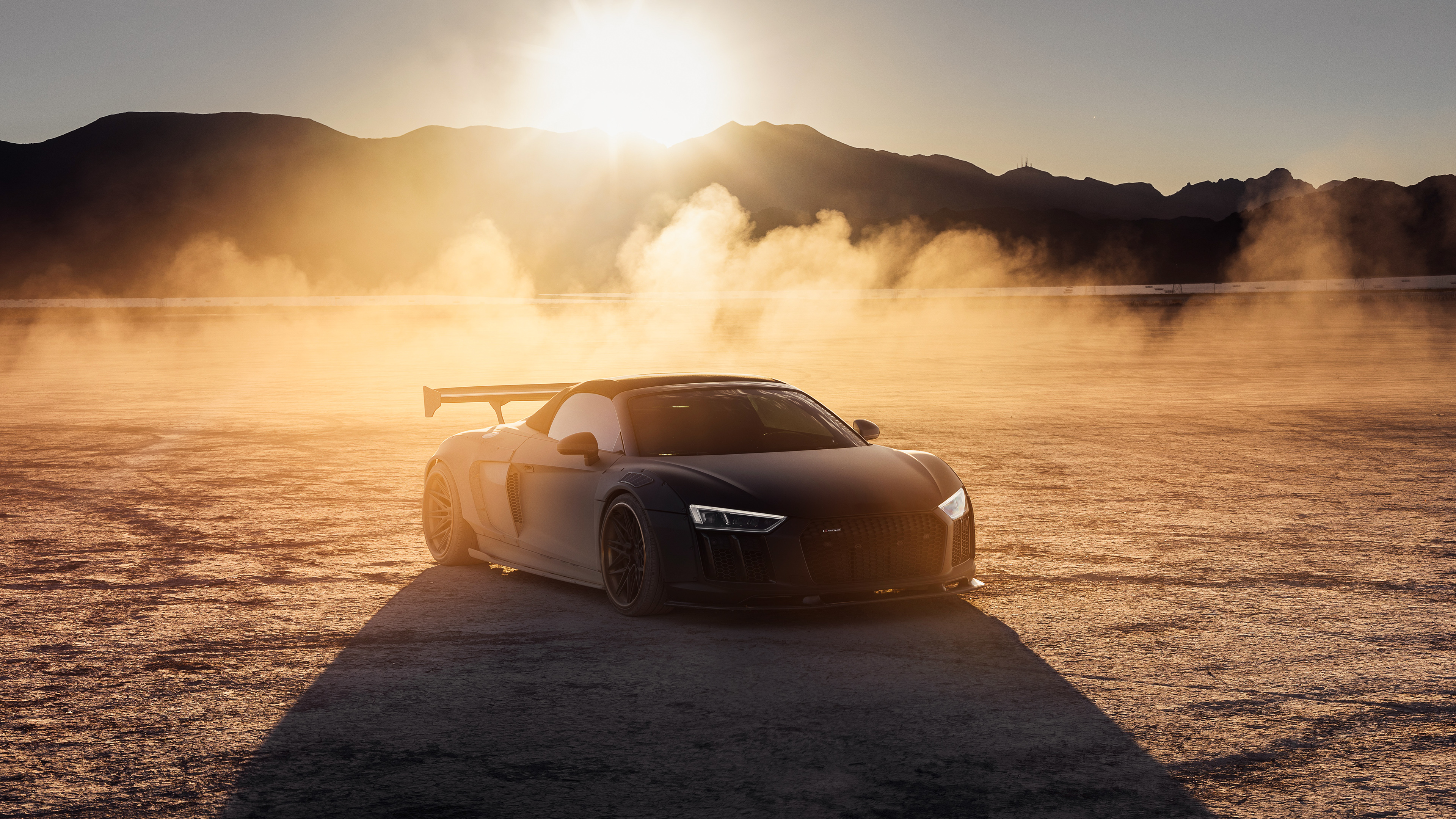 Audi R8 2021 года на пыльной дороге