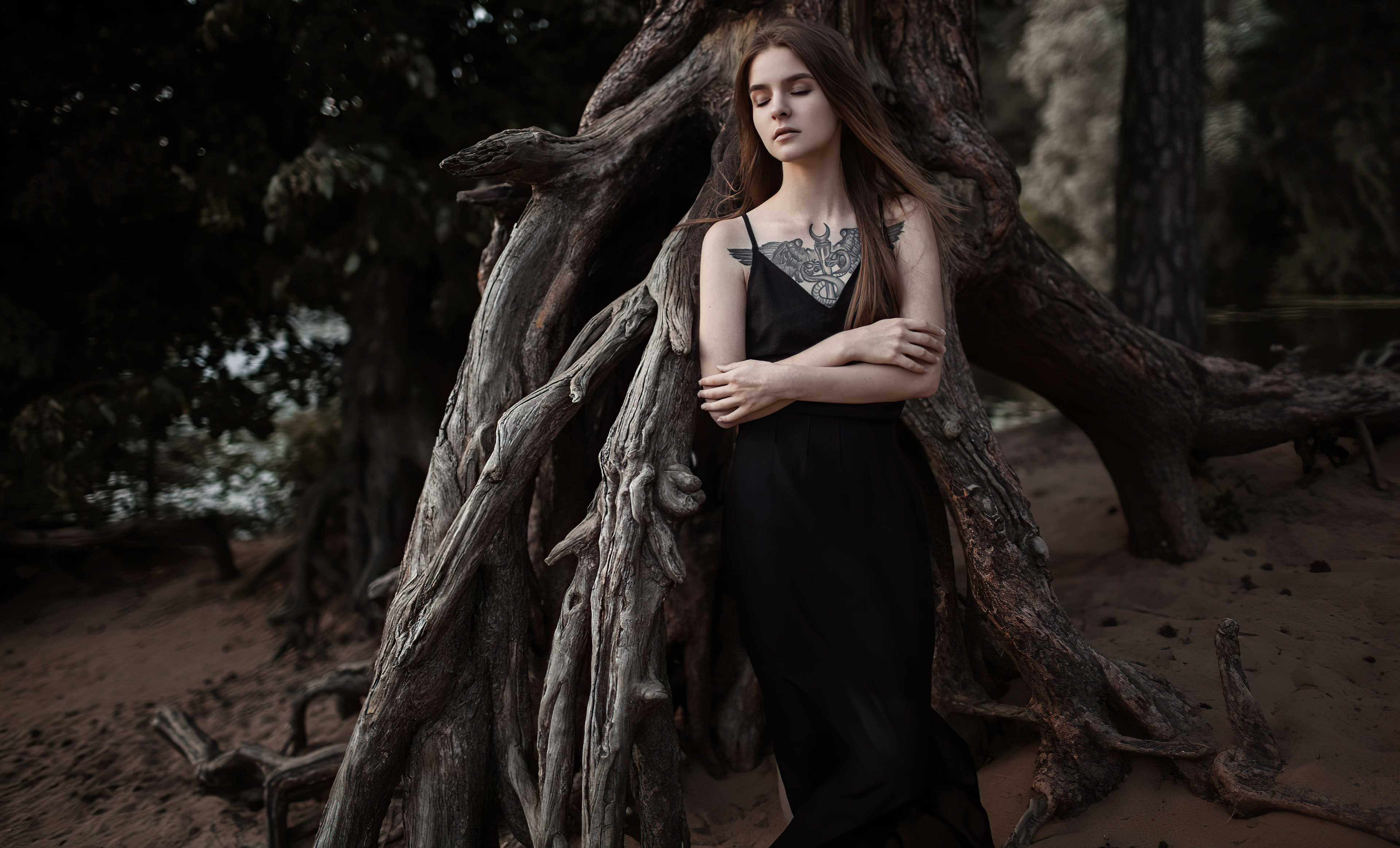 Photo free model, black dress, tattoo