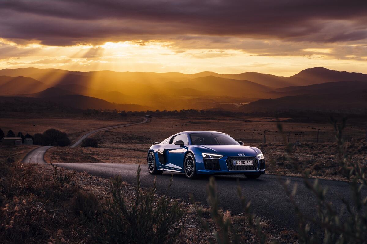 Синяя Audi R8 Le Mans Concept на закате на пустынной дороге