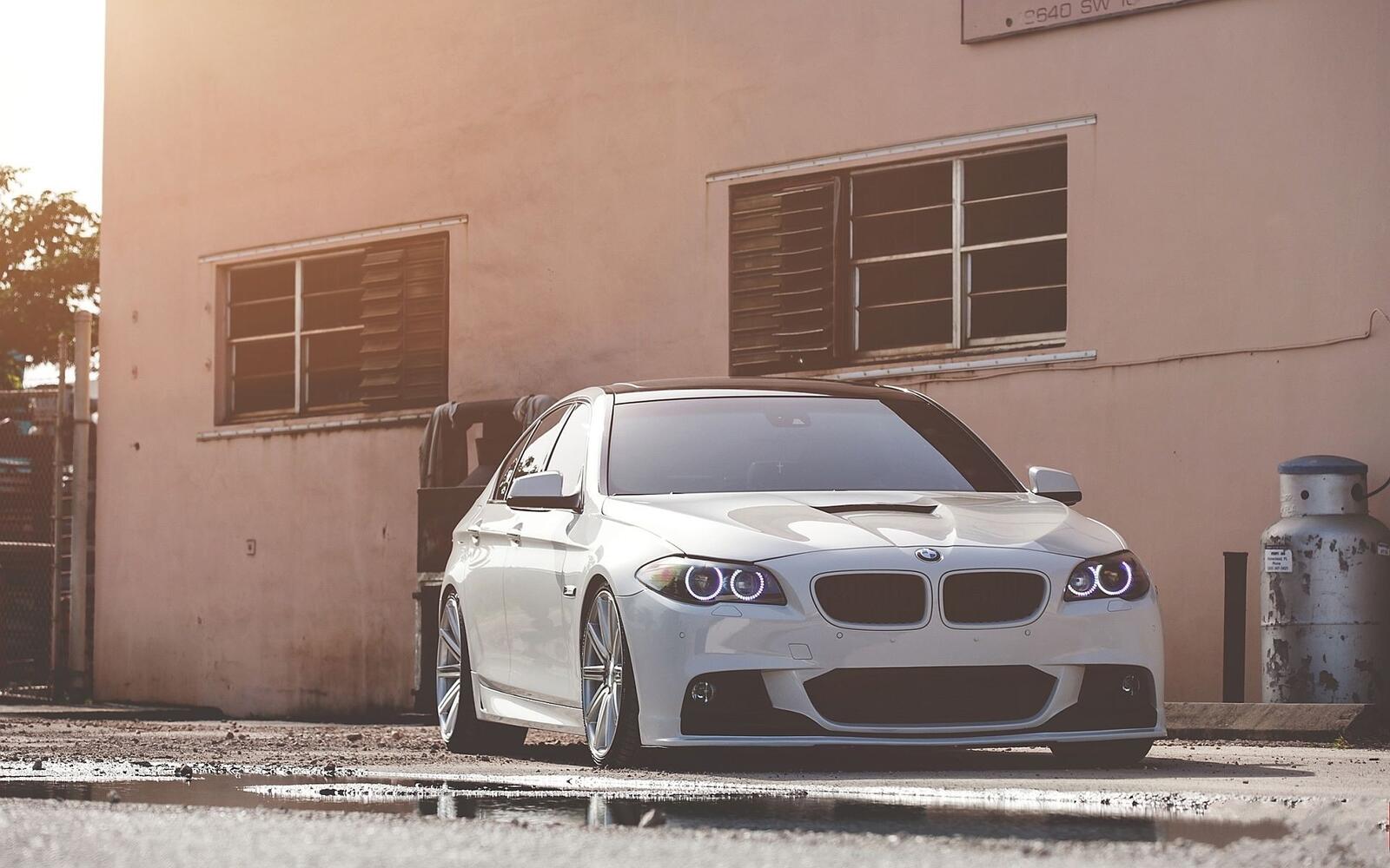 Бесплатное фото Стильная BMW M3 белого цвета