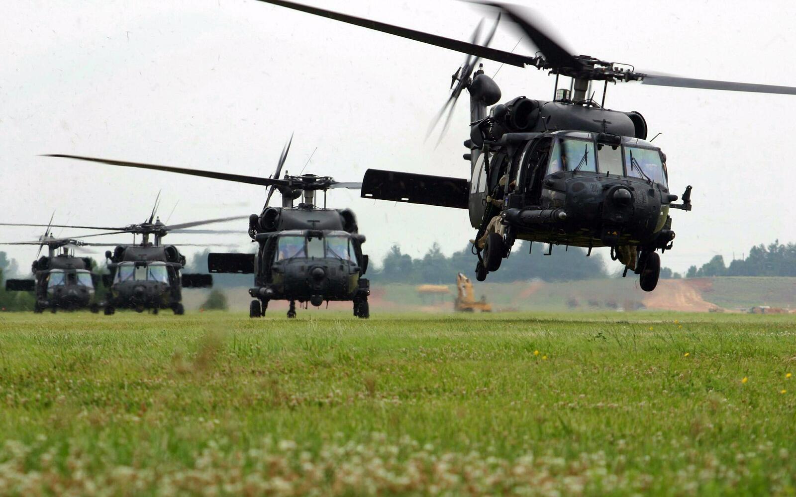 Обои Sikorsky UH-60 Black Hawk вертолеты военные самолеты на рабочий стол
